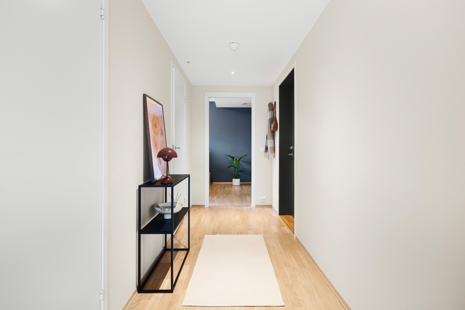 Entréen er romslig og gir et godt førsteinntrykk av boligen Galleribilde