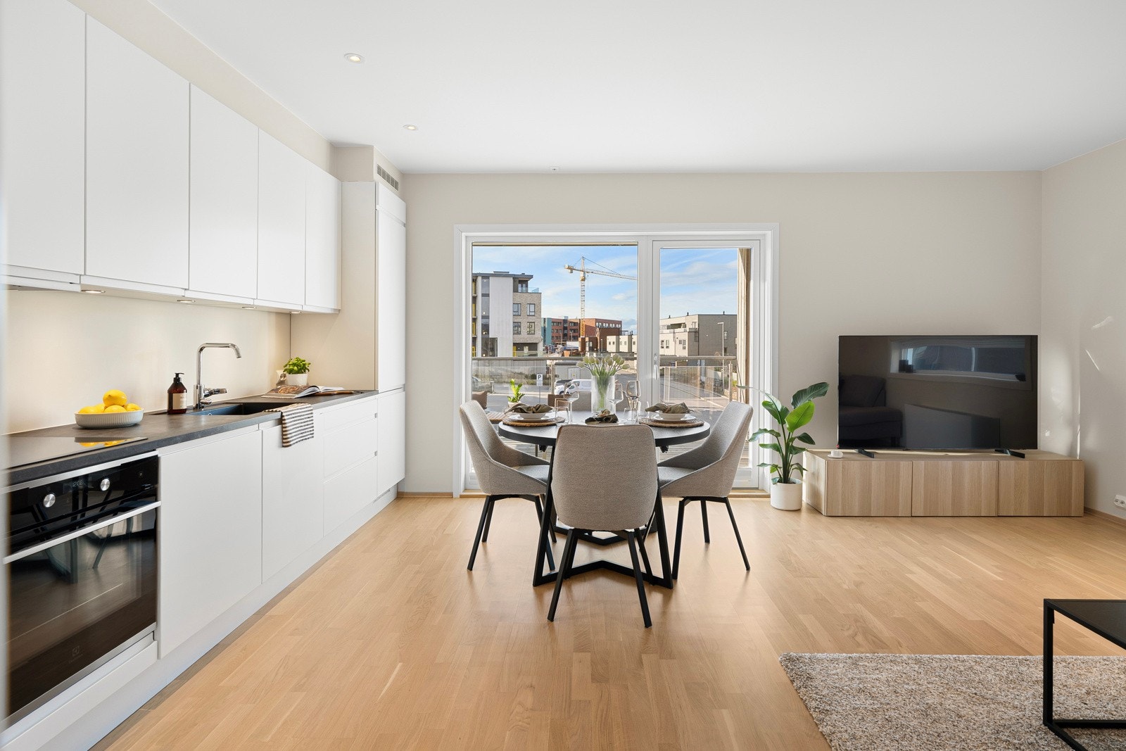 Stue og kjøkken er samlet i en åpen løsning som fungerer godt i hverdagen Galleribilde