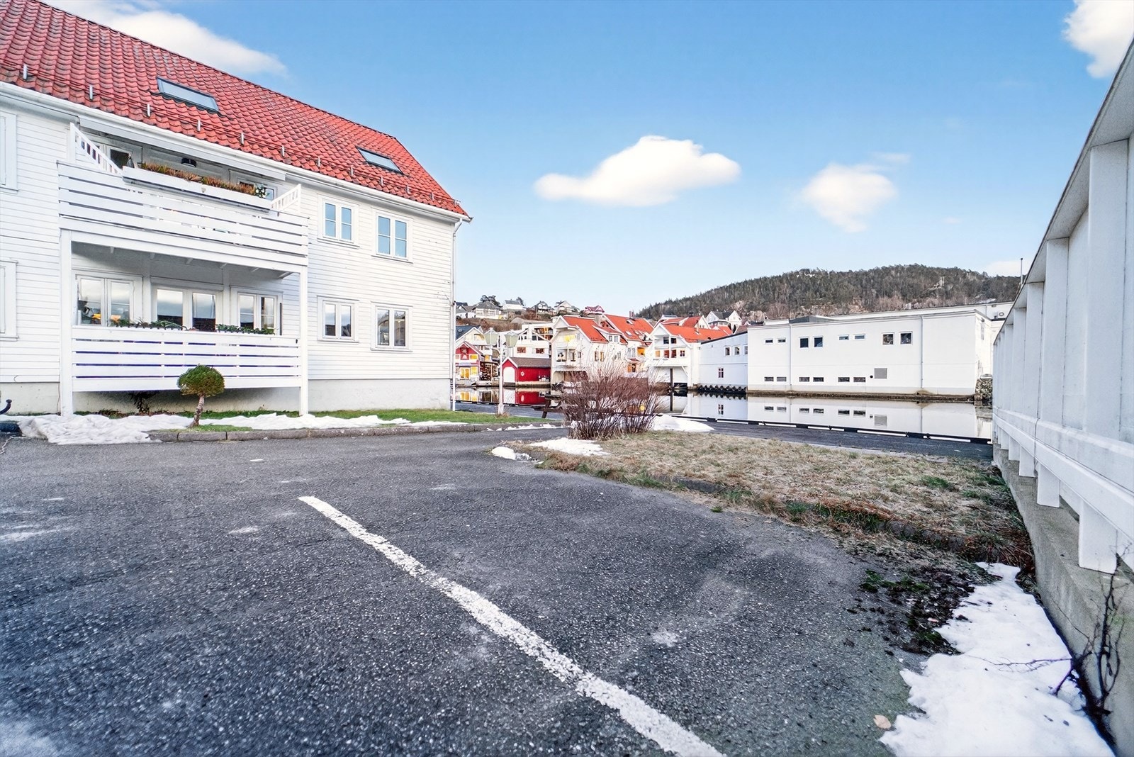 Med leiligheten følger fast parkeringsplass. Galleribilde