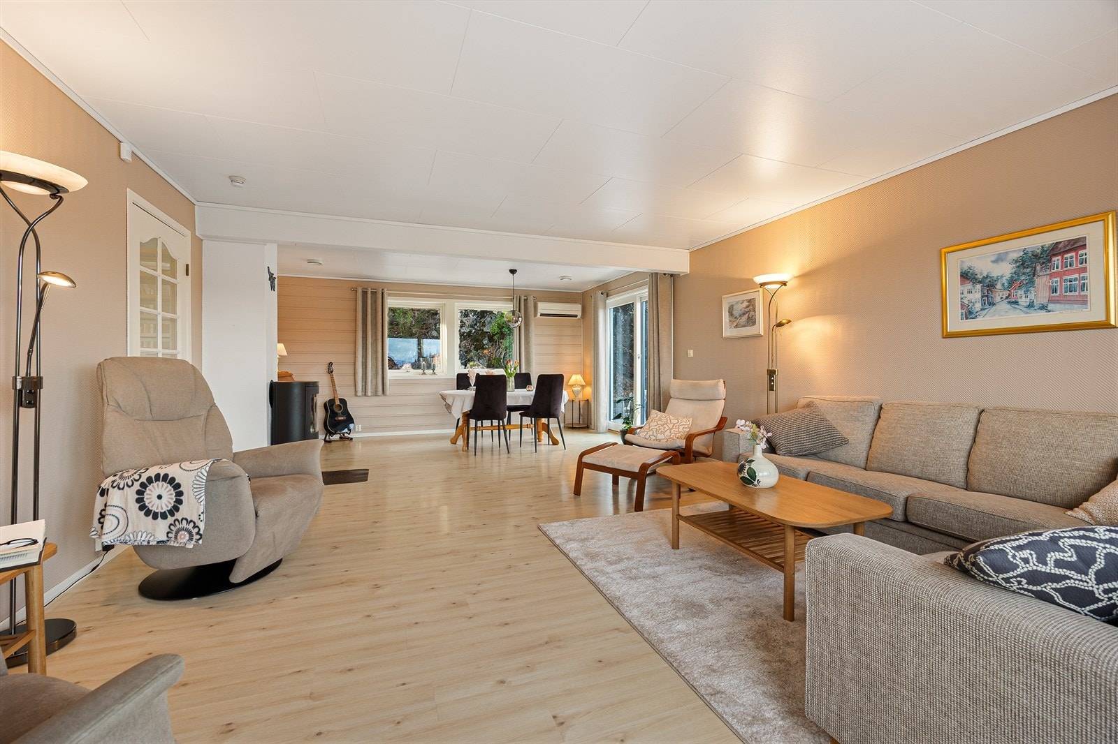 Rommet er lett å møblere med plass til sofagruppe og øvrig innredning. Galleribilde