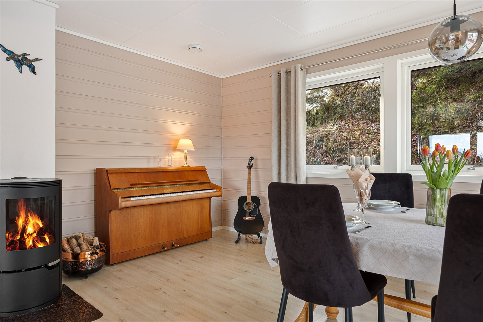 Peisovnen skaper en koselig atmosfære og varmer godt på kaldere dager. Galleribilde