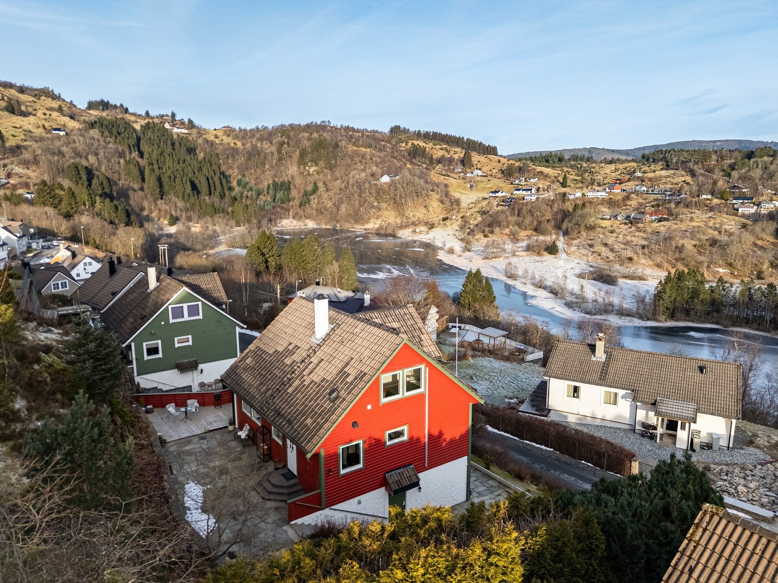 Det er mange fine turområder i nærmiljøet med den Trondhjemske Postvei som fører opp til Sætregården, fjellpartiene og Veten som det mest populære målet. Galleribilde
