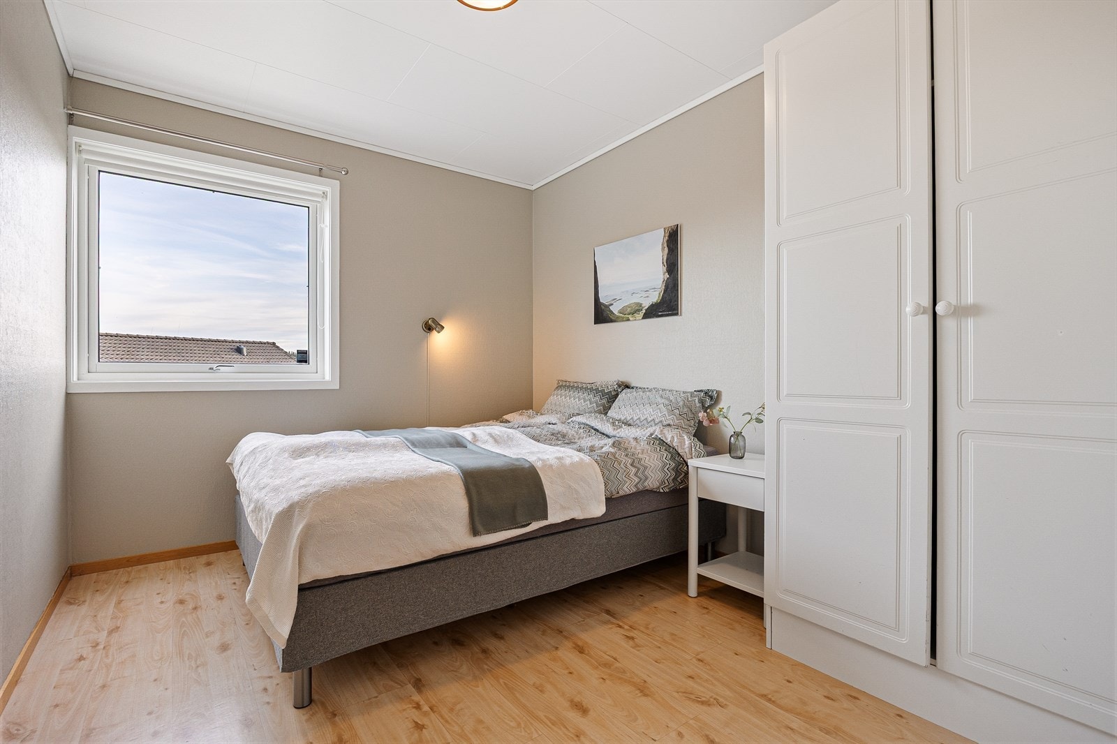 Soverommene har arealer på ca. 8,7 m², 8,9 m² og 13,6 m² . Galleribilde