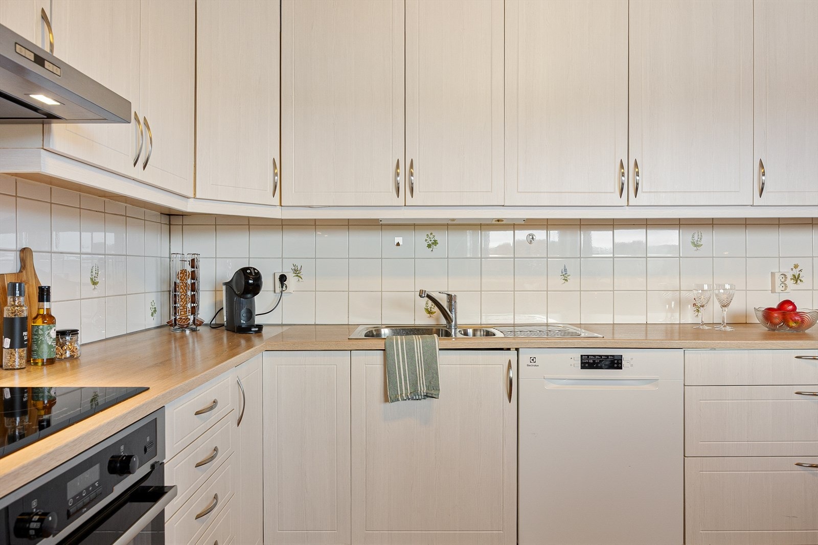 Kjøkkenet er utstyrt med integrert platetopp og stekeovn, samt frittstående kjøleskap og oppvaskmaskin. Galleribilde