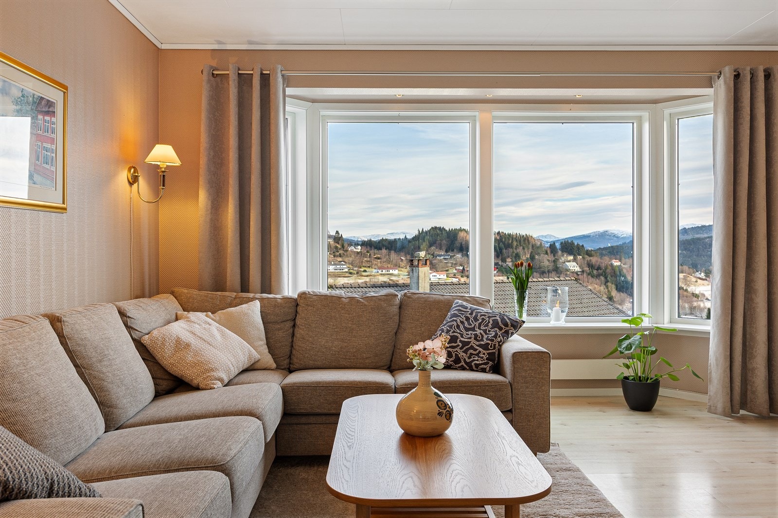 Stuen har en funksjonell utforming med store vindusflater som gir gode lysforhold og utsyn. Galleribilde