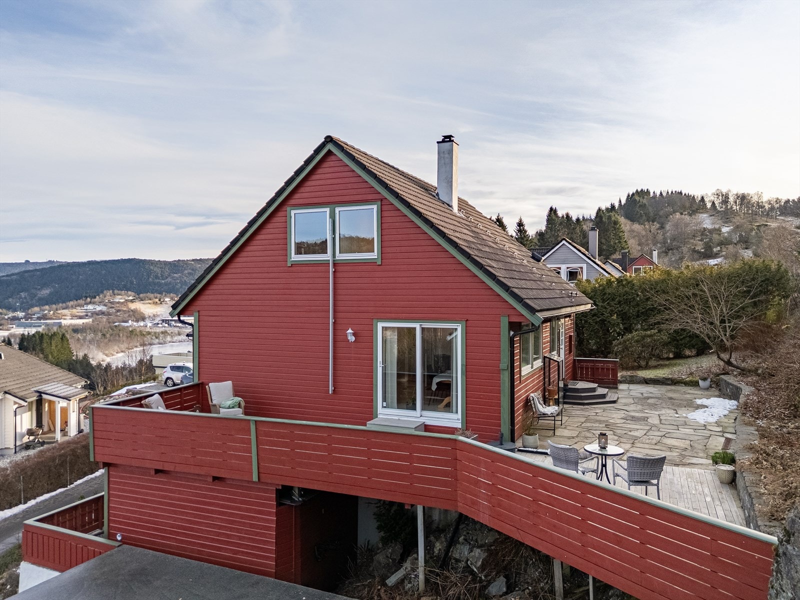 Her er man omringet av nydelig natur - samtidig som det er bare få minutters kjøring til alt man trenger av hverdagslige fasiliteter. Galleribilde