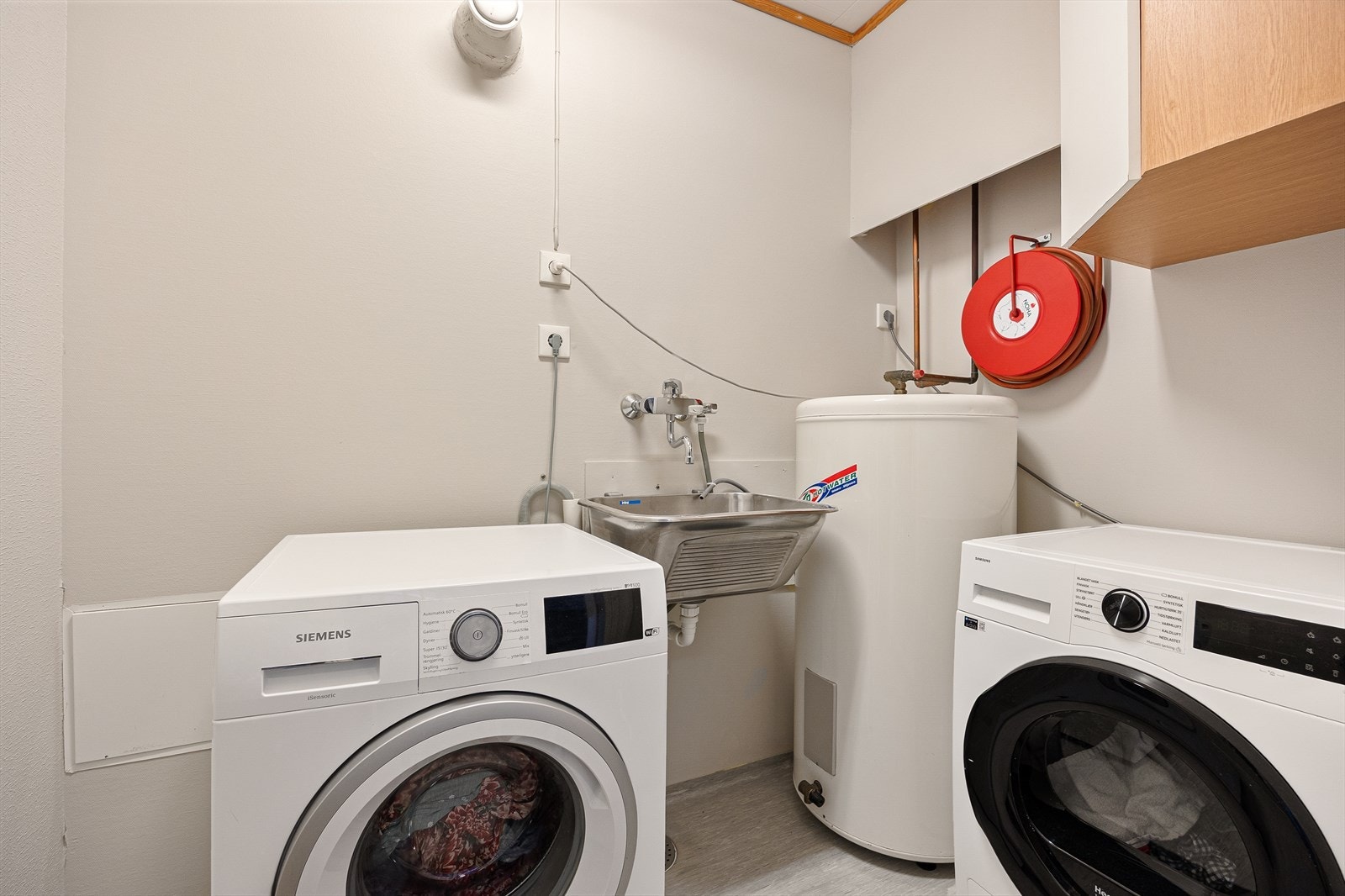 Vaskerommet er også fra byggeåret og har opplegg for vaskemaskin og tørketrommel samt utslagsvask. Rommet har mekanisk avtrekk med tilluft i vegg. Galleribilde