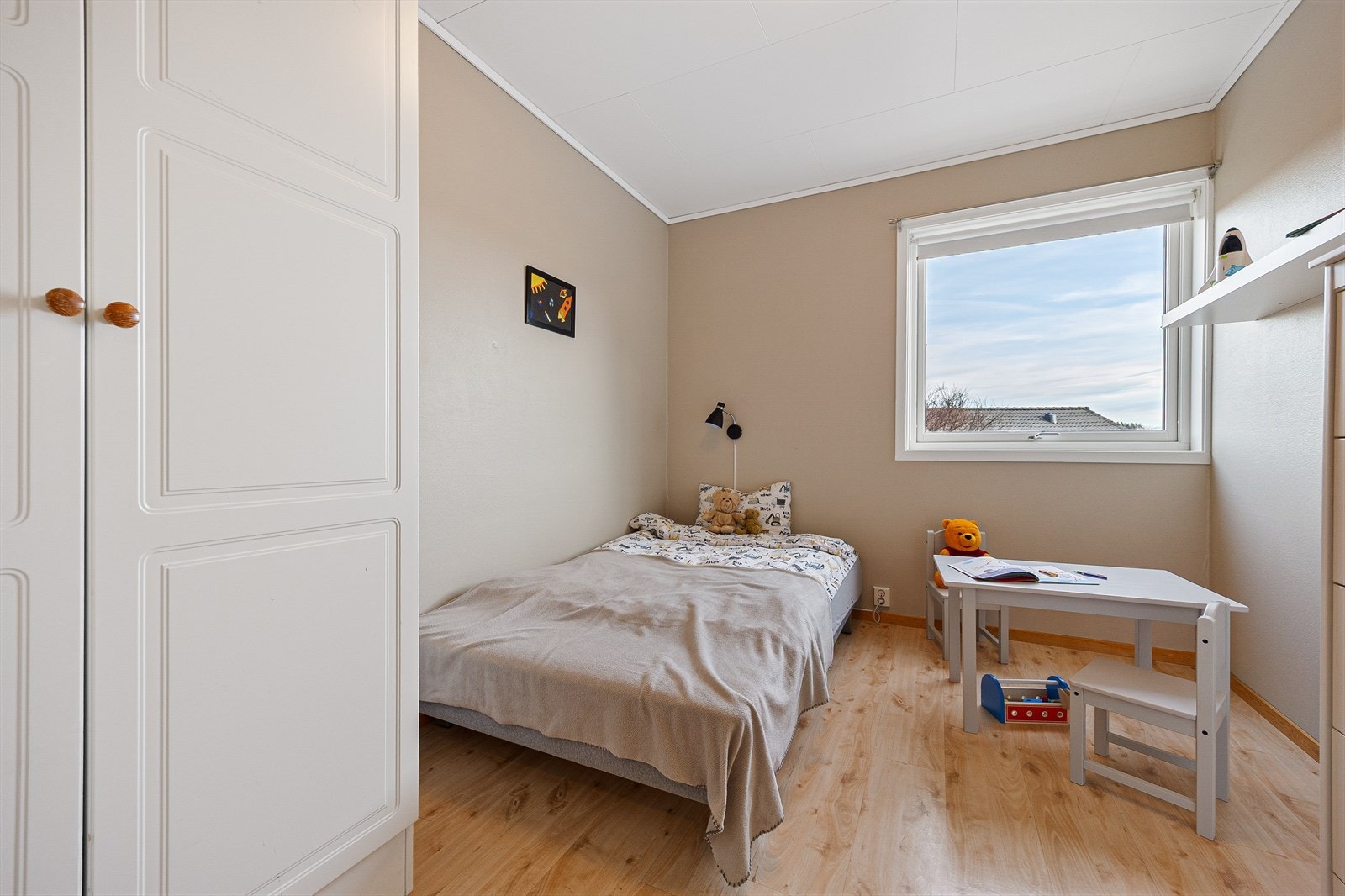 Rommene gir fleksible innredningsmuligheter, og kan benyttes som soverom, gjesterom, kontor eller hobbyrom etter behov. Galleribilde