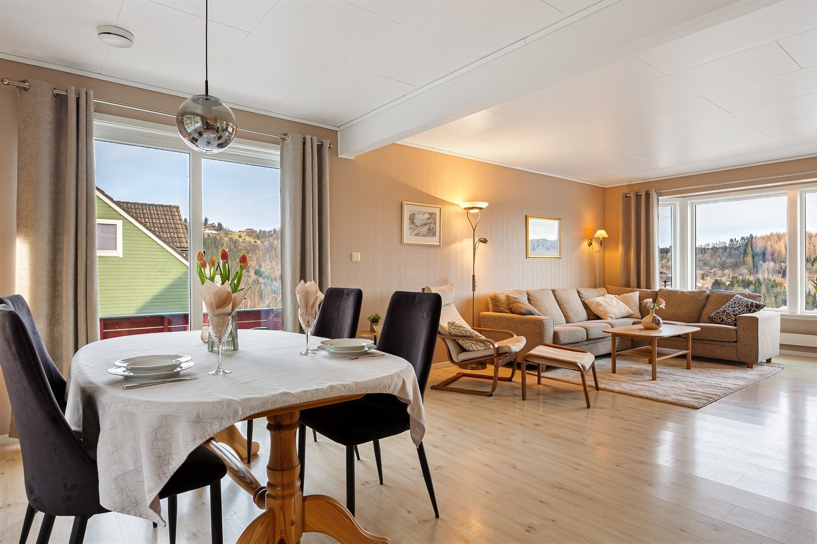 Innvendige overflater består av gulv belagt med laminat. Vegger har malte overflater og panel, og himlinger er utført med tak-ess. Galleribilde