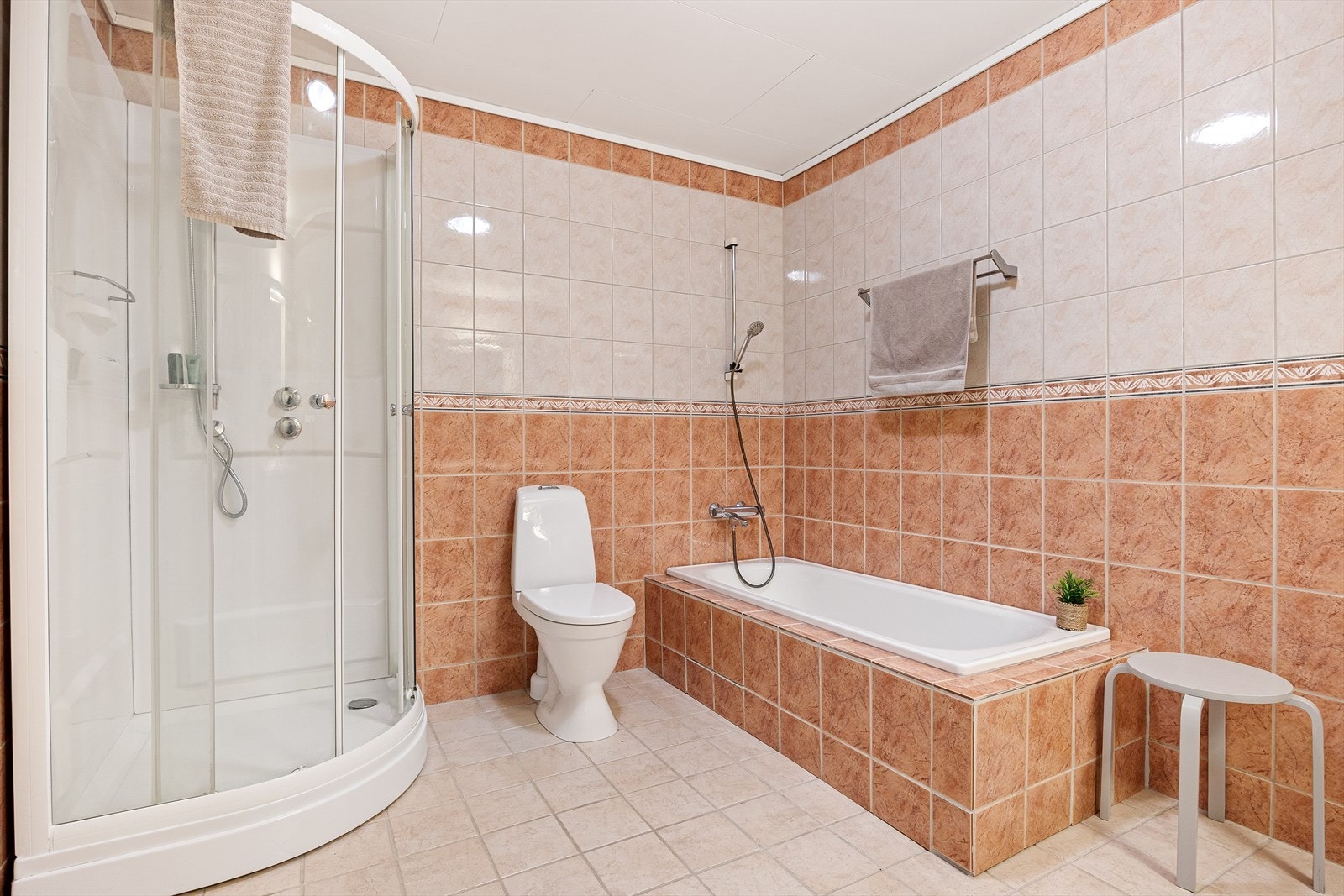 Badet er fra 1997 og har flislagte gulv og vegger, tak-ess i himling og termostatstyrte varmekabler i gulv. Galleribilde