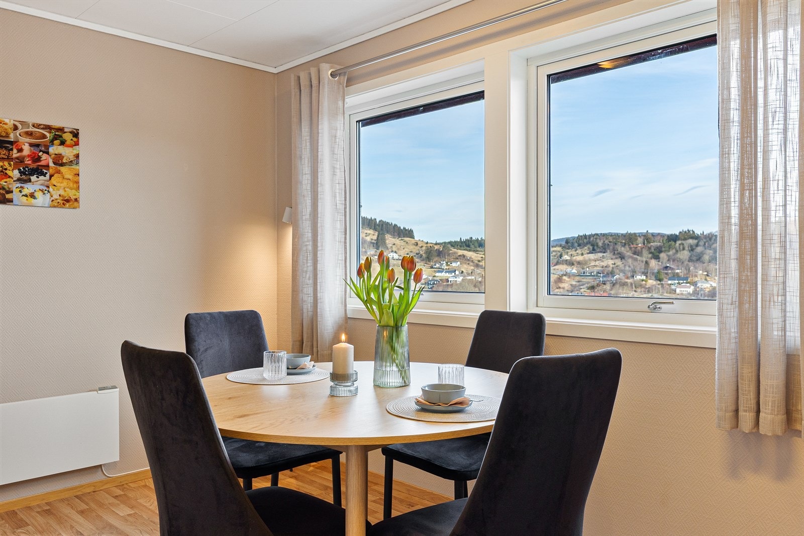 Plass til koselig spisebord med vinduet. Galleribilde