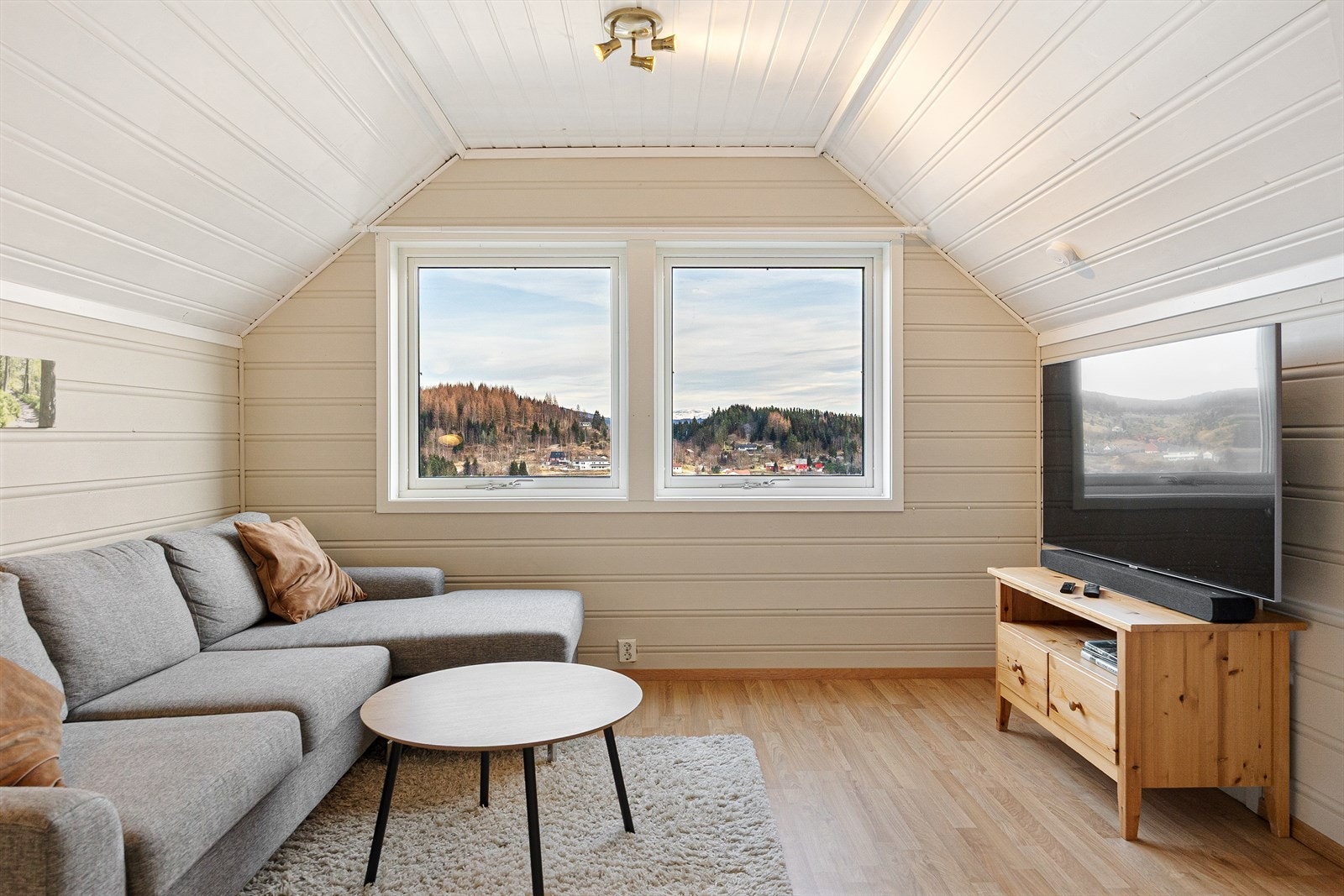 Loftstuen gir et ekstra oppholdsrom med fleksible bruksområder. Galleribilde