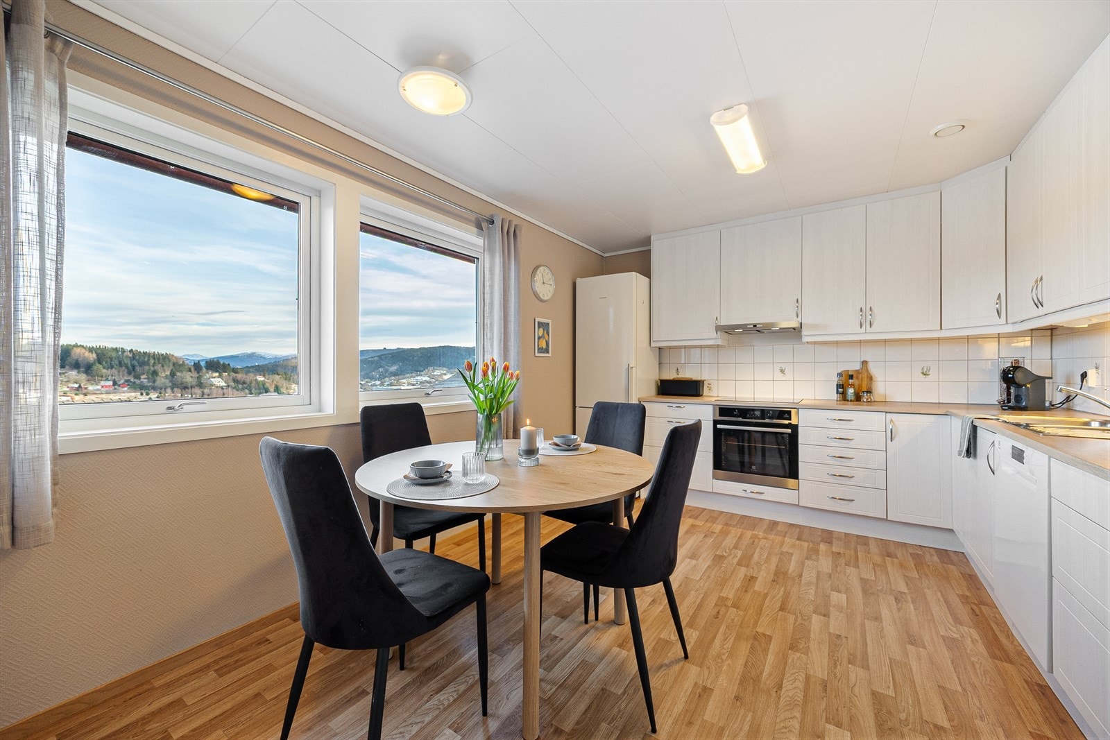 Kjøkkeninnredningen består av hvite profilerte fronter og laminert benkeplate, og er fornyet i 2017. Galleribilde