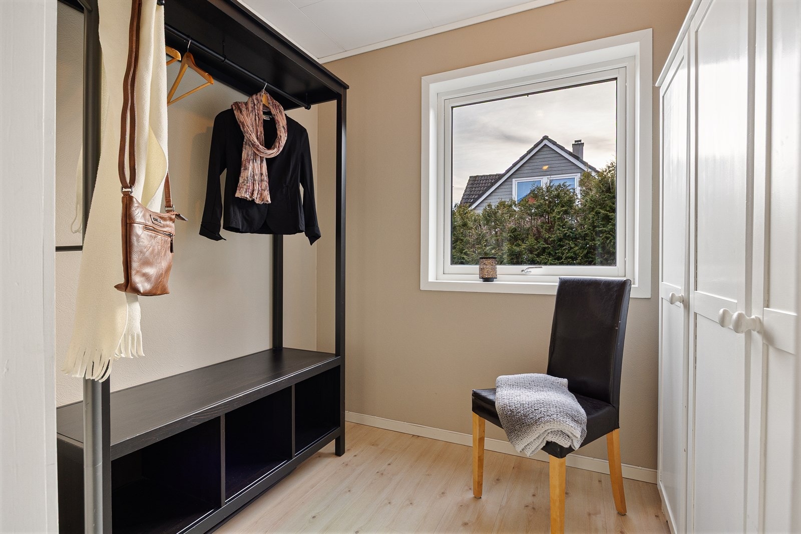 Fra entréen det adkomst til en walk-in-garderobe med elegant buet inngang. Galleribilde