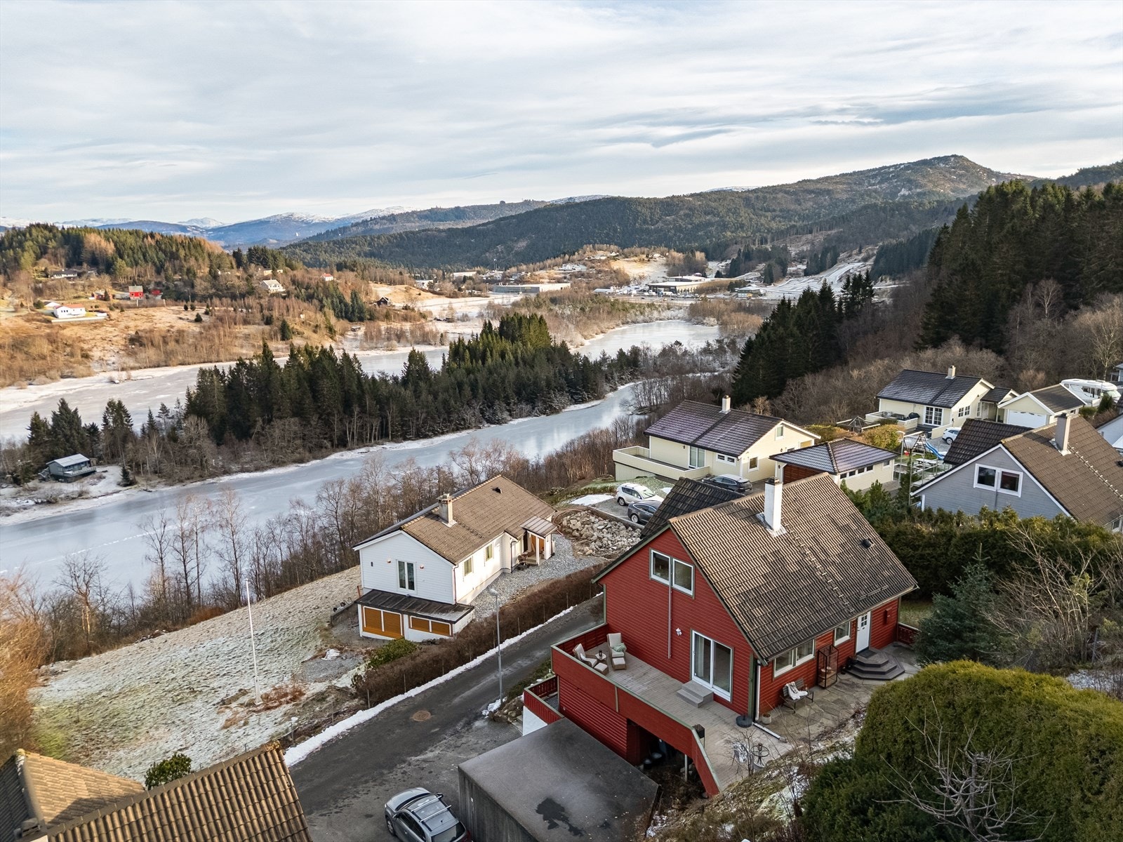 Fra boligen er det vakker utsikt mot Haukåsvatnet og fjellpartiene rundt. Galleribilde