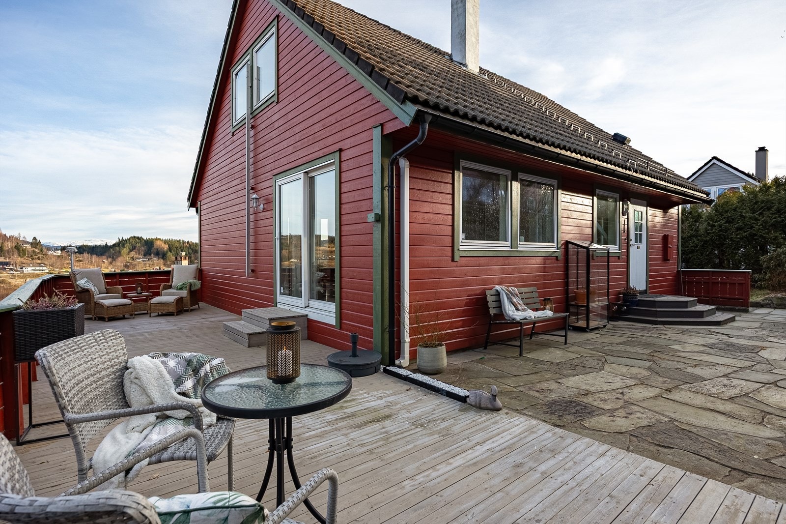 Her har man meget god plass til diverse ønsket utemøblement. Galleribilde