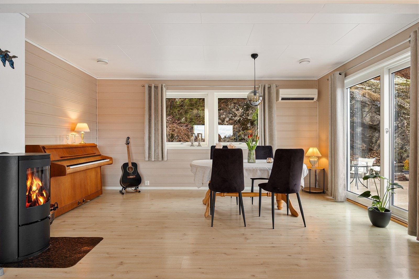 Herfra er det utgang til en romslig terrasse med flott utsikt. Galleribilde