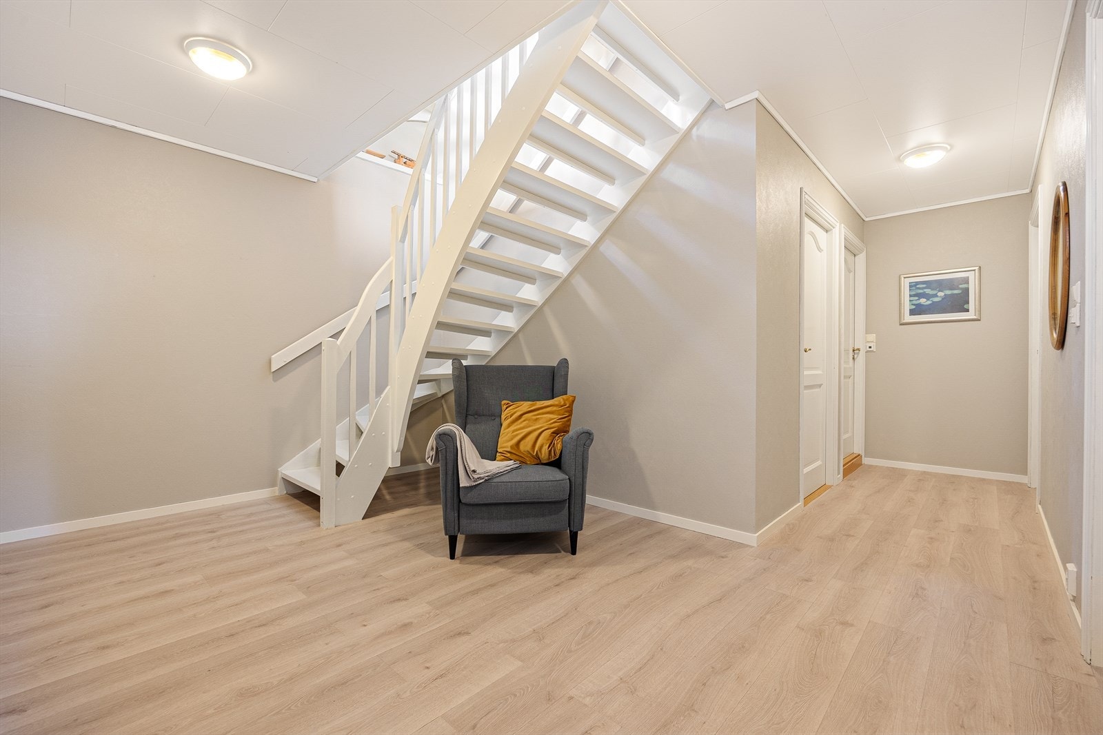 Underetasjen består av entré, hall med trapp, vaskerom, tre soverom, bad og bod. Galleribilde