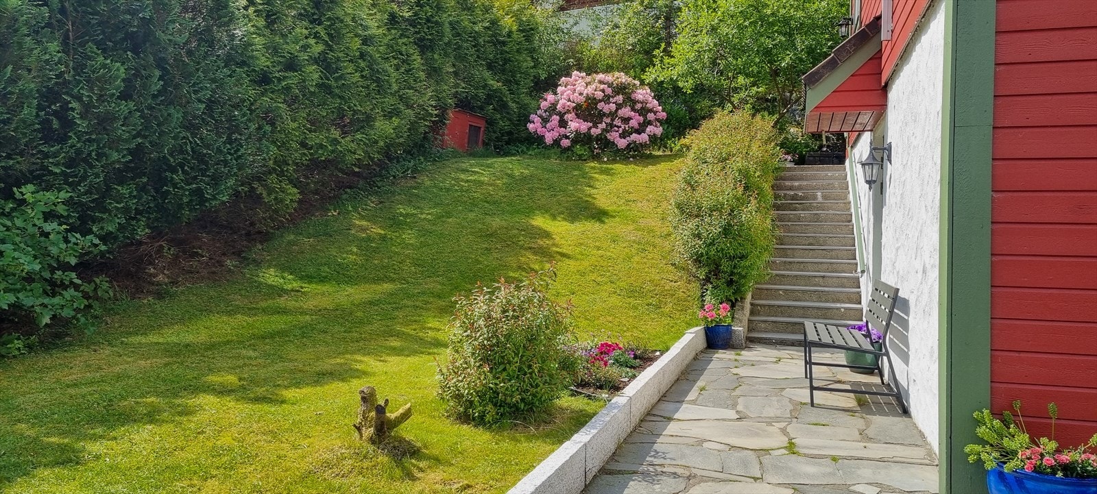 Her får man også en koselig hage, perfekt for ønsket beplantning. Galleribilde