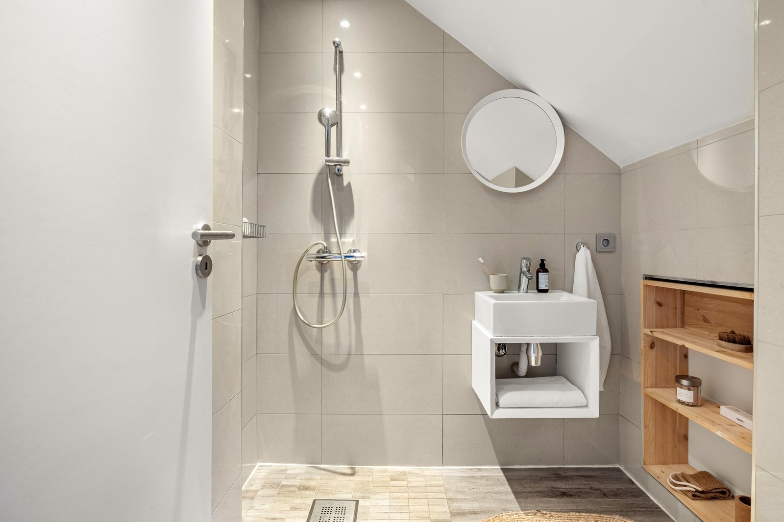 Det er innredet med dusj, vegghengt toalett og baderomsinnredning med servant, speil og belysning. Galleribilde