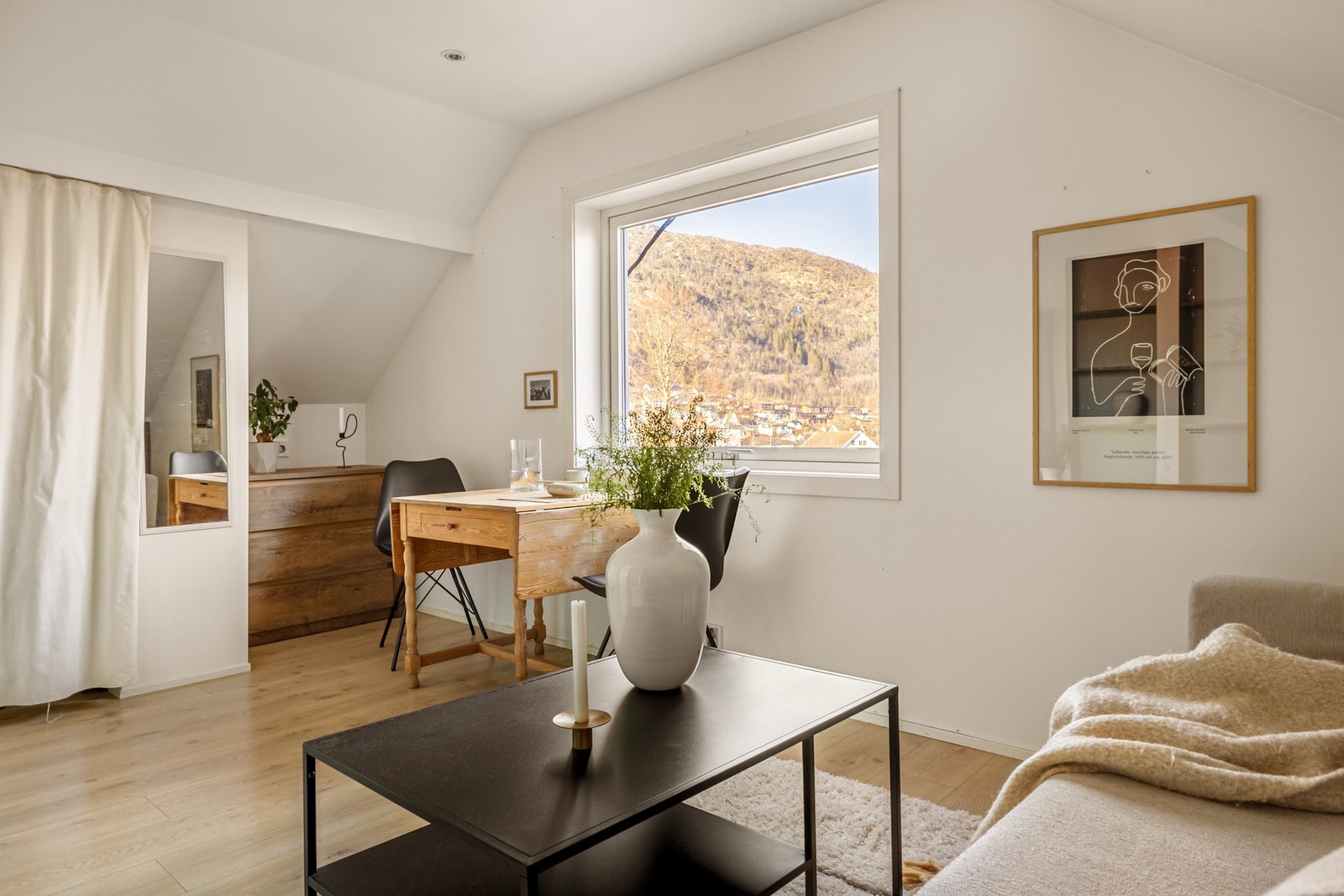 Her har man plass til den favoriserte sofakroken og spisebord. Galleribilde