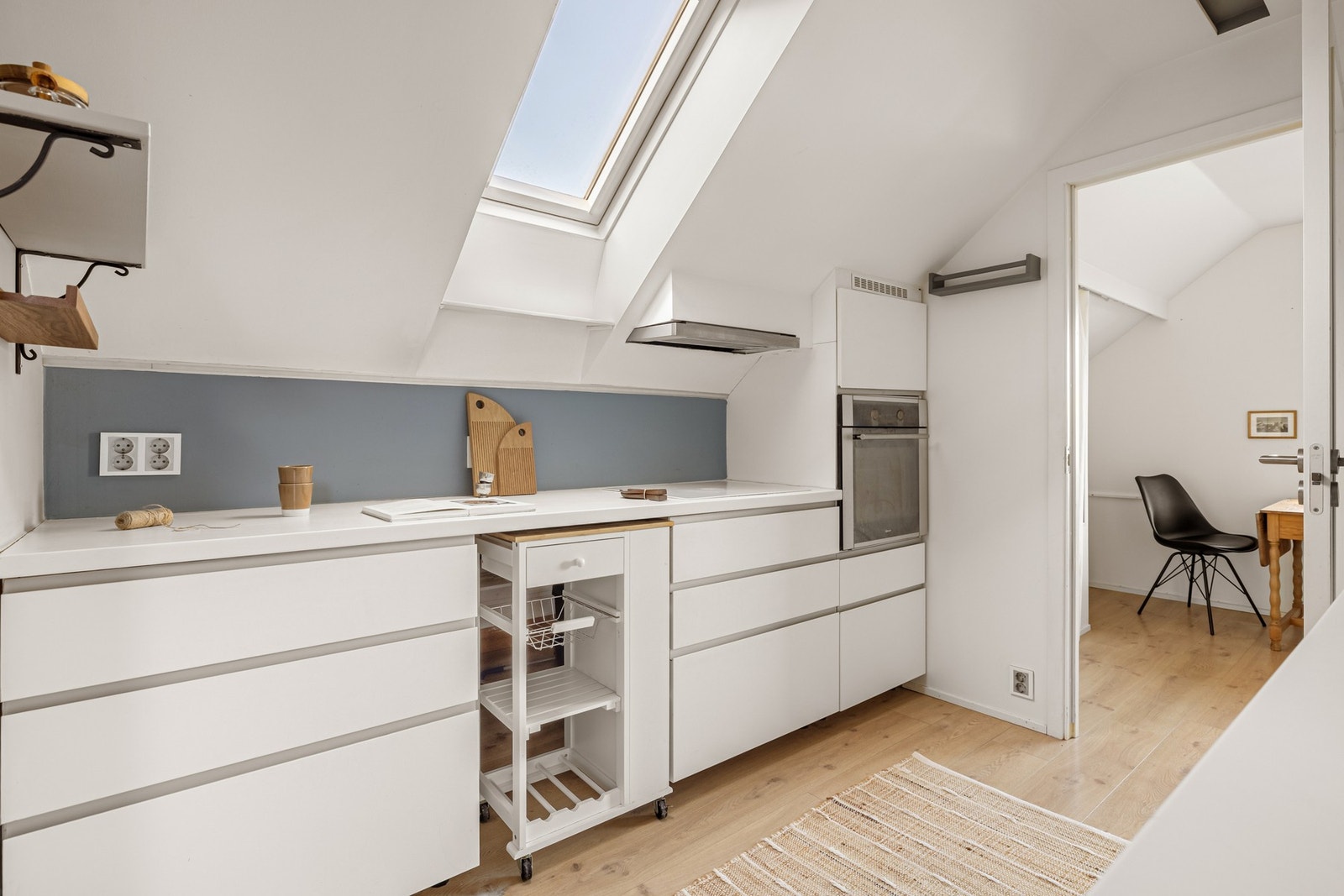 Her er det godt med oppbevaringsplass i skuffer og skap, samt arbeidsplass på benkeplaten. Galleribilde