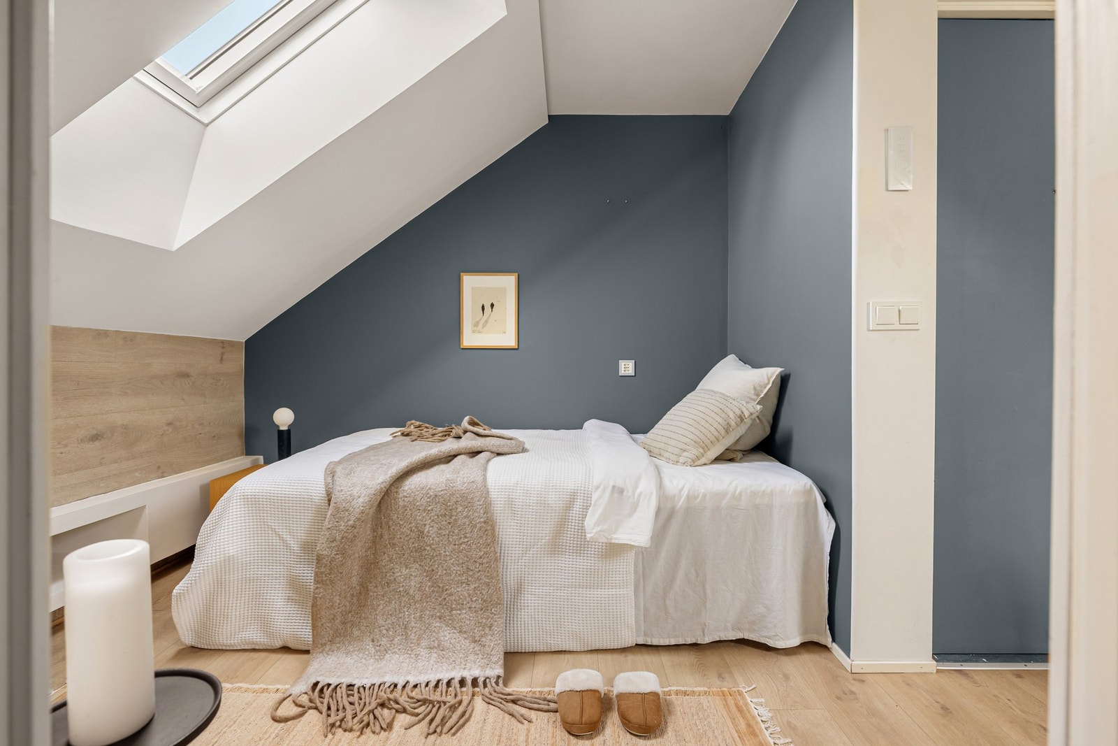 Her er det god plass til å møblere med en seng av god størrelse. Galleribilde