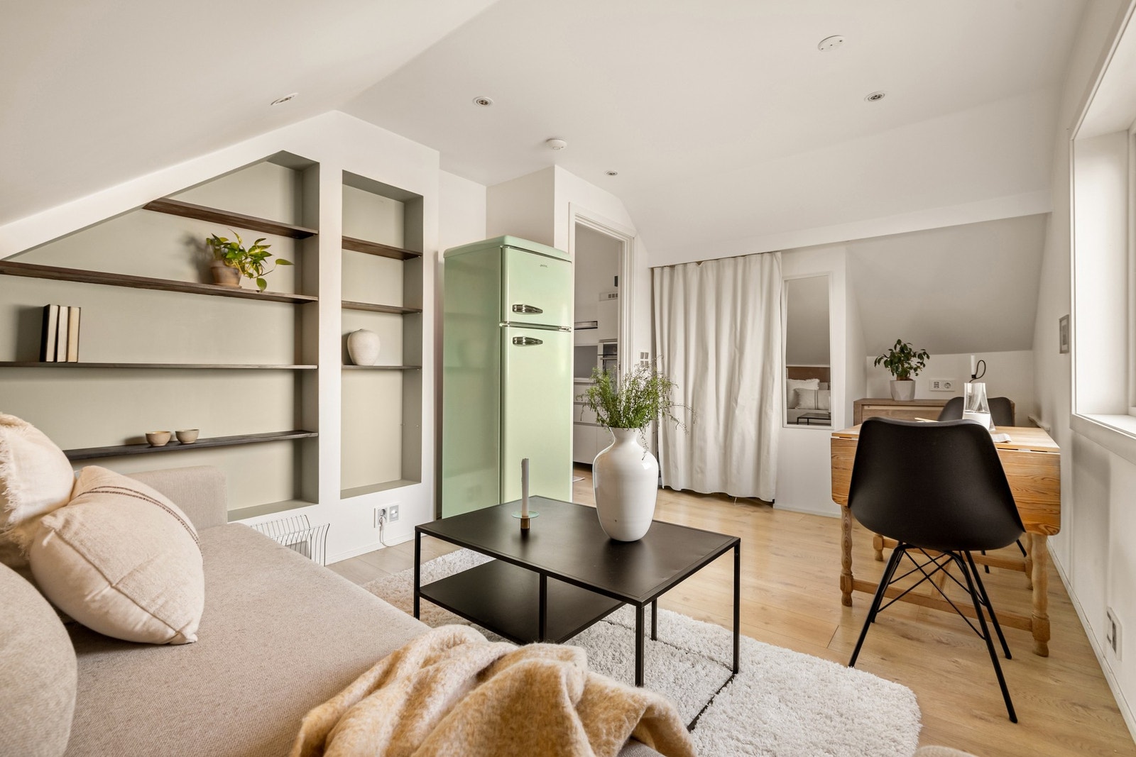 Her er det 1-stavs laminat på gulv, noe som er gjennomgående for hele leiligheten. Galleribilde