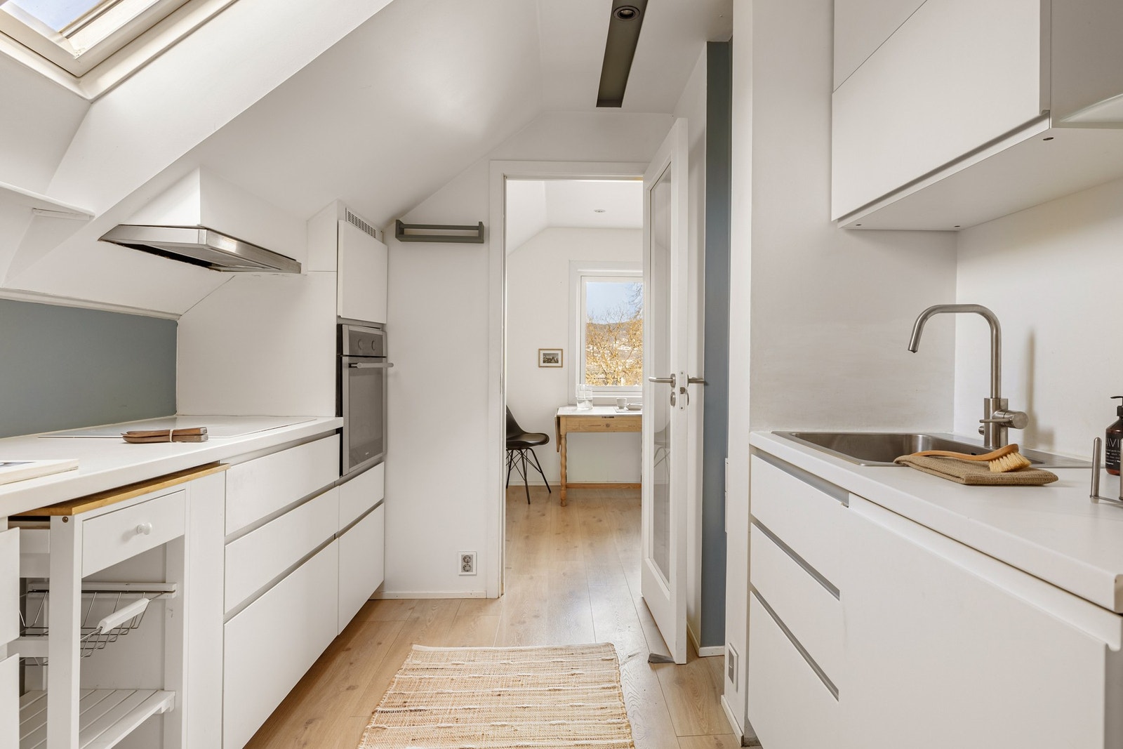 Kjøkkenet måles til 7,2 kvm. og har en innredning som består av slette hvite fronter og benkeplate av laminat. Galleribilde