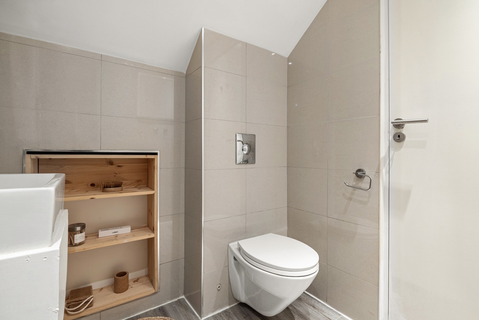 Badet måles til 2,7 kvm. er helfliset med underliggende varmekabler i gulv og innfelte downlights i himling. Galleribilde