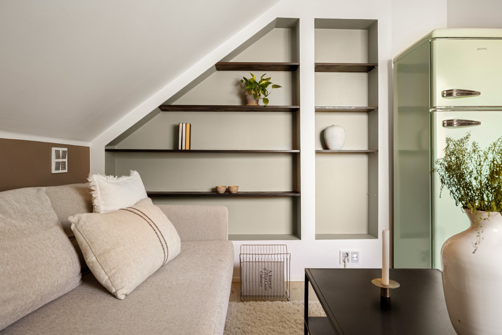 Stuen måles til 11,7 kvm. og har en stilig plassbygd hylle. Galleribilde