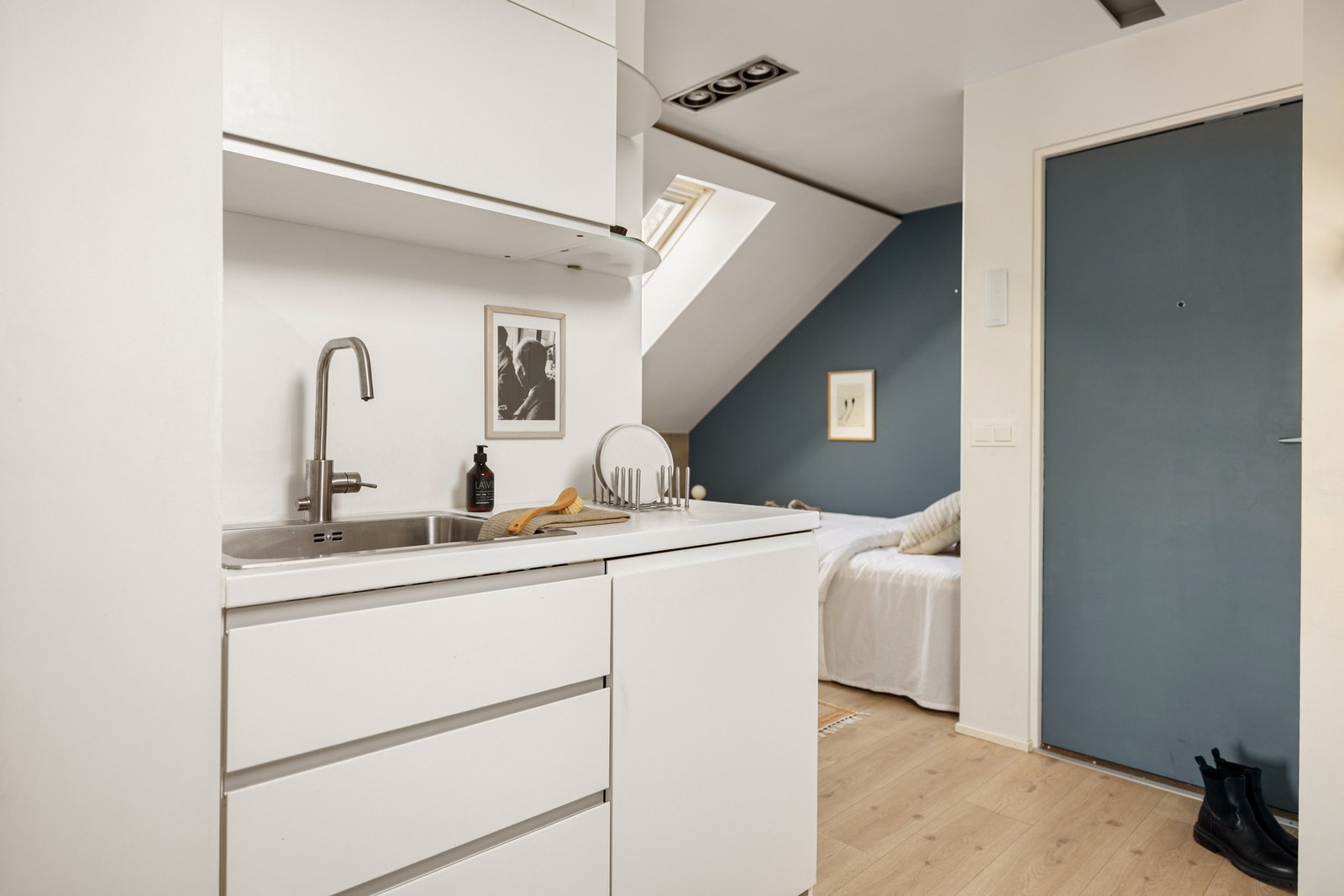 Ved kjøkkenet finner vi sovealkoven. Galleribilde