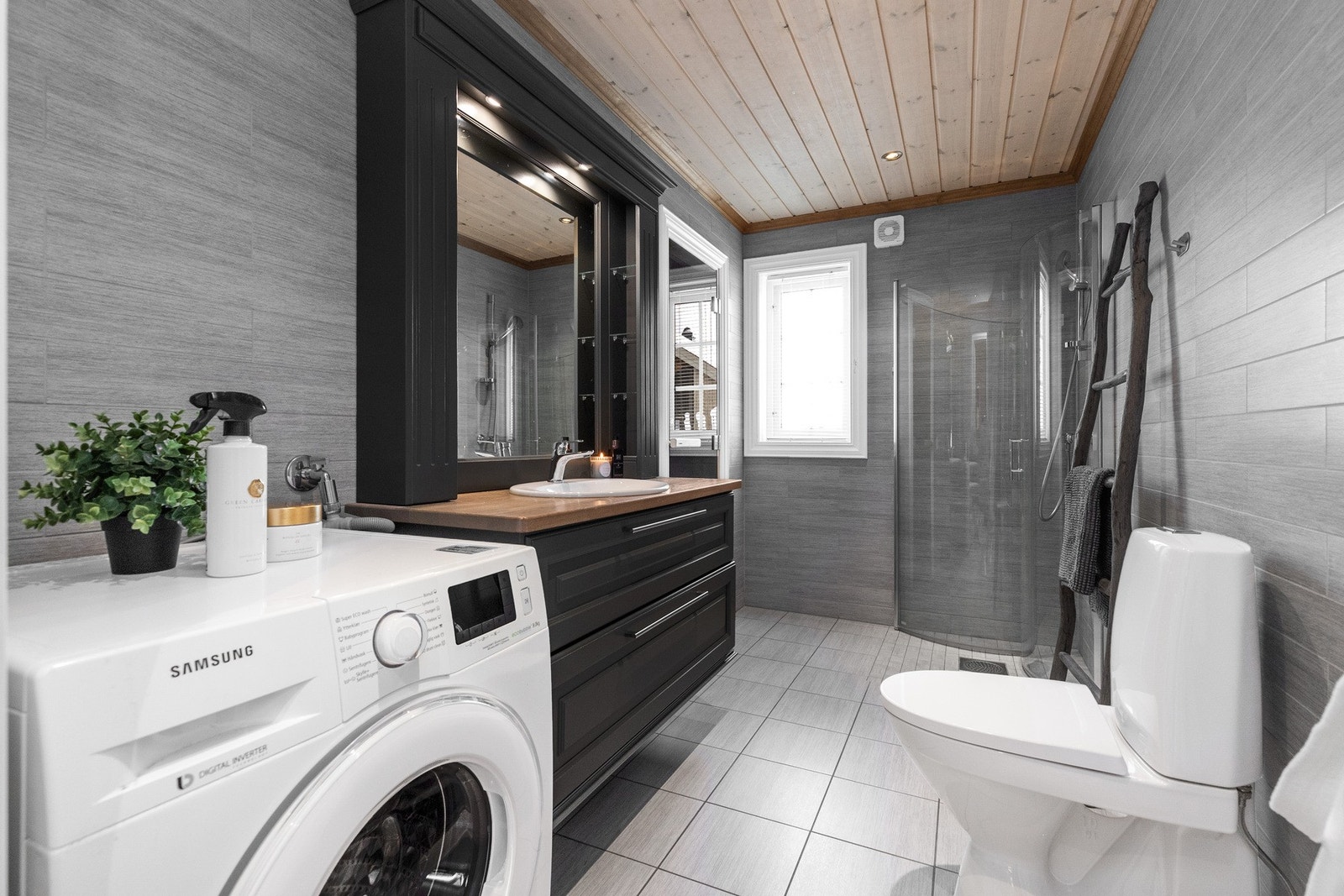 Grå lune fliser på vegg og gulv. Varmekabler i gulv Galleribilde