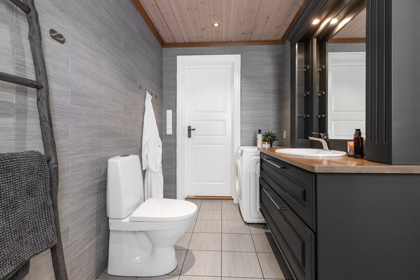 Solid innredning med eikeplate. 2 skuffer og nedfelt porselenservant Galleribilde