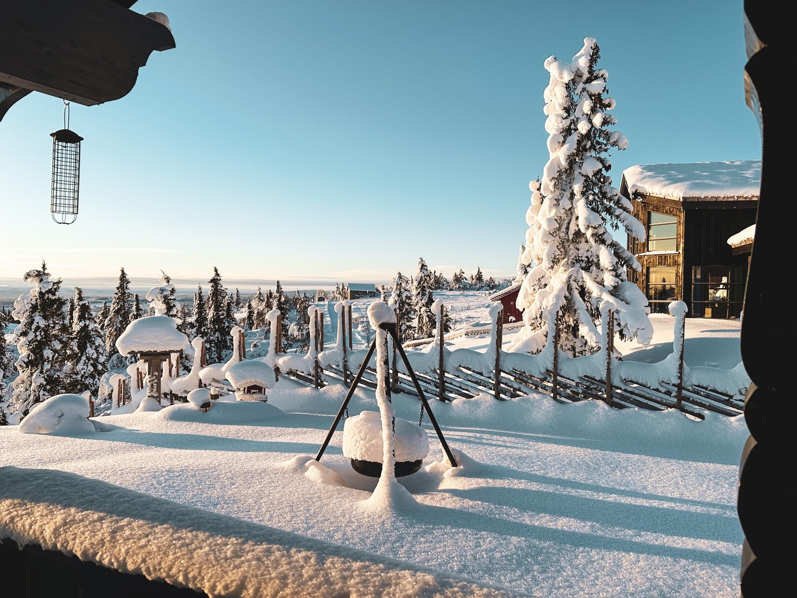 Uteområdet byr på flere soner der man kan følge solen gjennom dagen til den går ned bak fjella Galleribilde