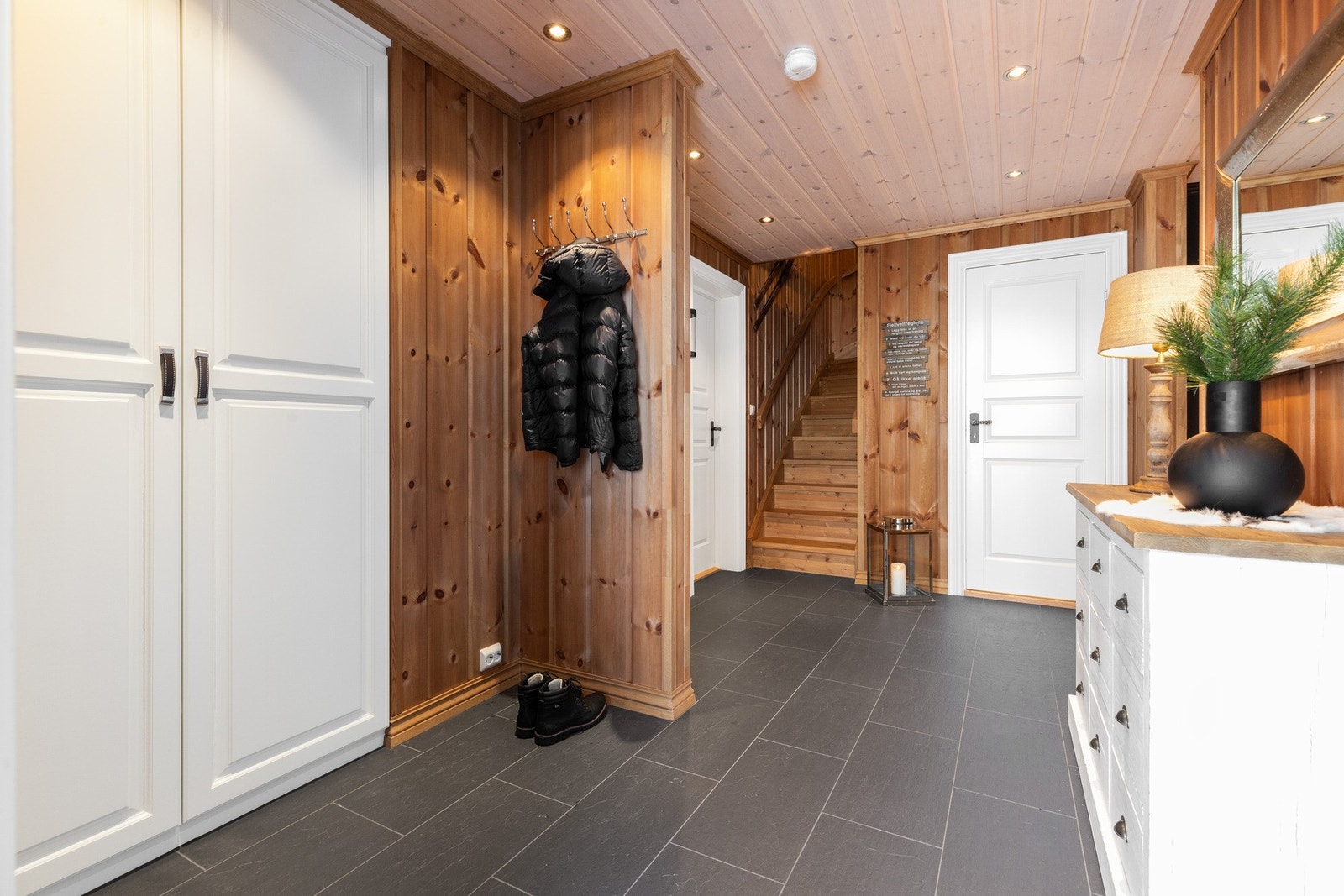 Hallen har innebygd garderobeskap samt muligheter for mer oppbevaringsløsninger for klær og sko Galleribilde