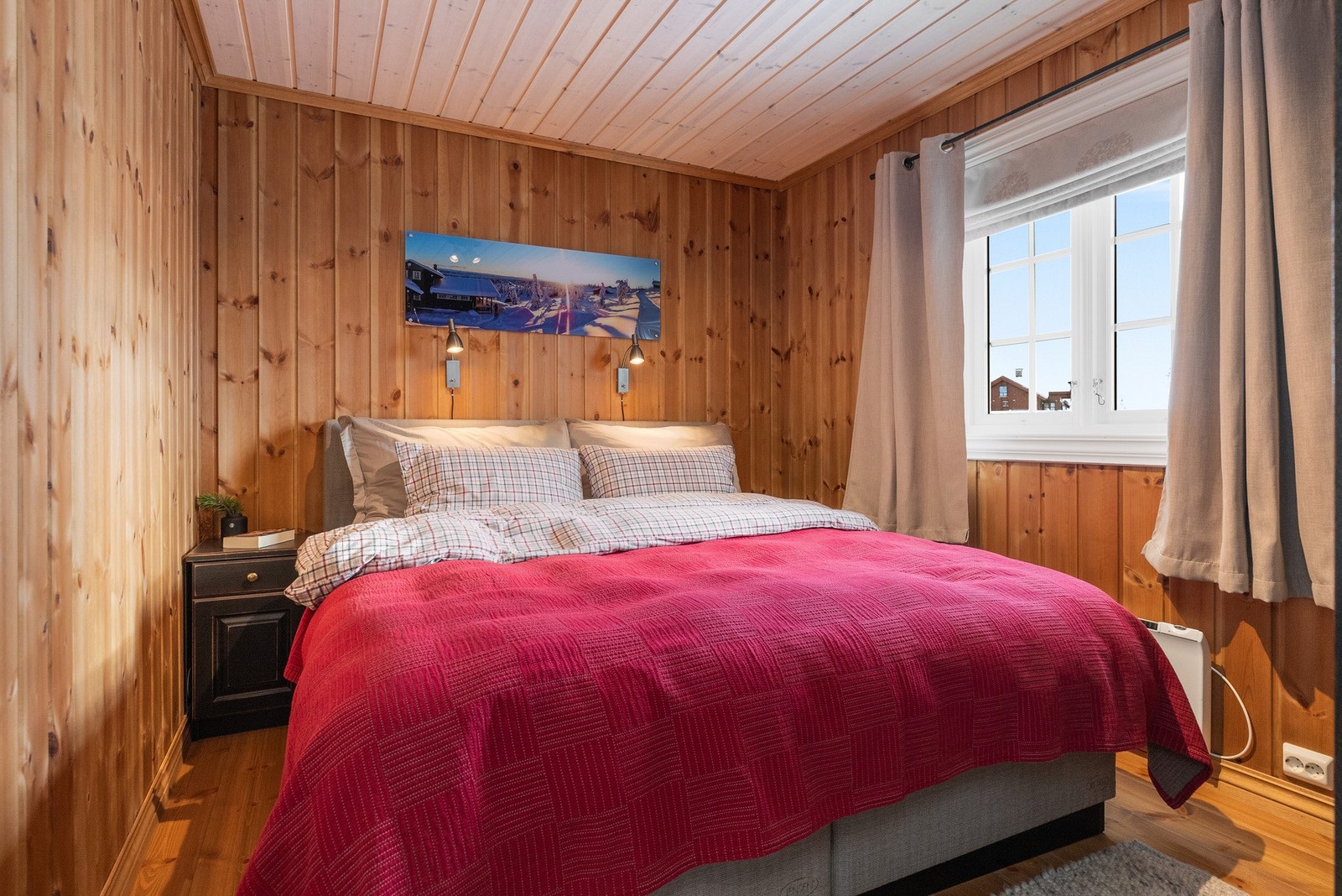 Hovedsoverom med dobbeltseng og nattbord Galleribilde