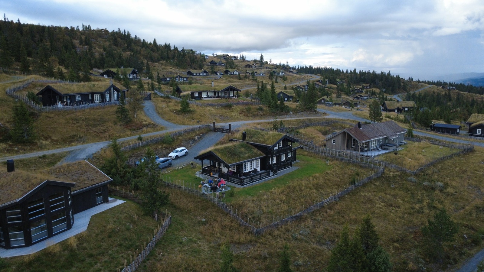 Tomten er opparbeidet med gruset adkomst og parkeringsplass.
Gressplen rundt hytta. Steinheller og opparbeidet plass for bålpannen.
Skigarden gir en pen innramming av eiendommen Galleribilde