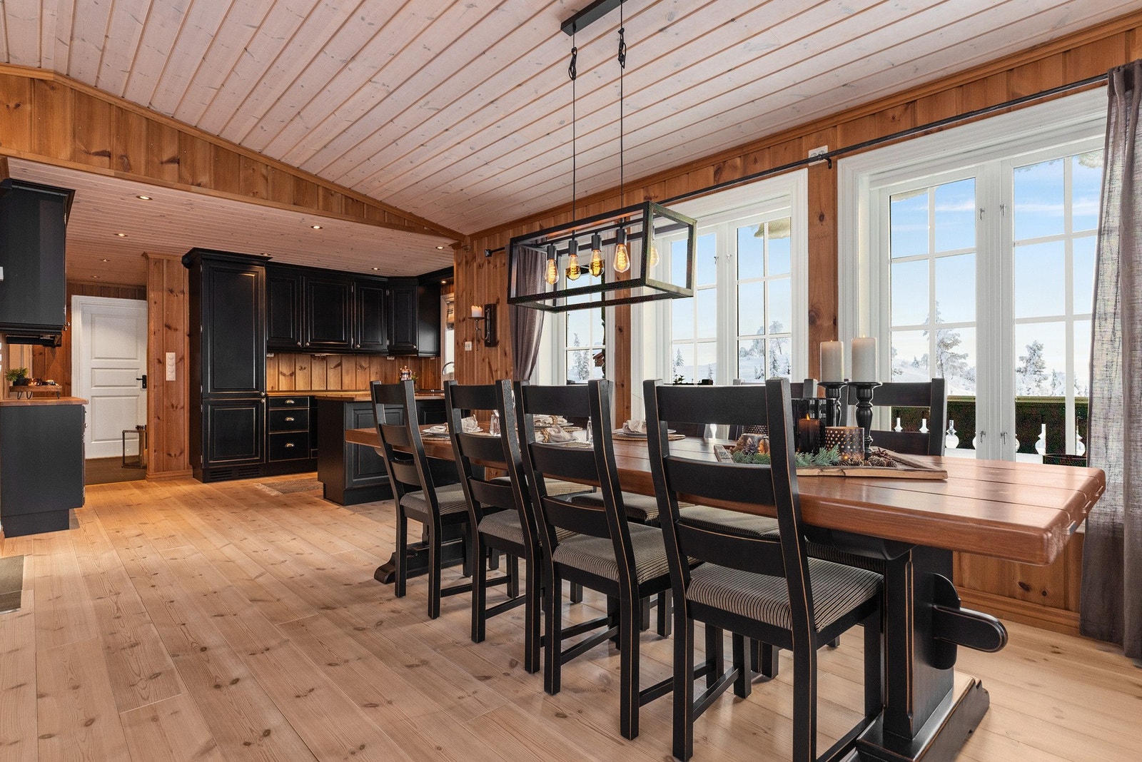 Store vindusflater slipper inn godt med lys og gir en luftig romfølelse Galleribilde