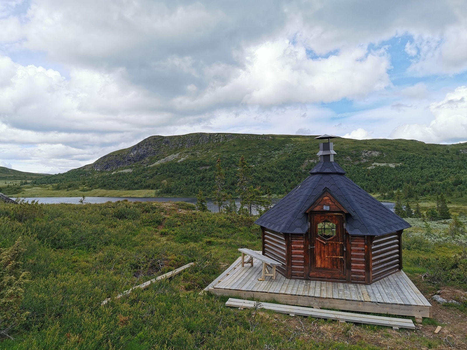 Sommerstid har man en mengde stier og stølsveier som er ypperlige for fot- og sykkelturer Galleribilde