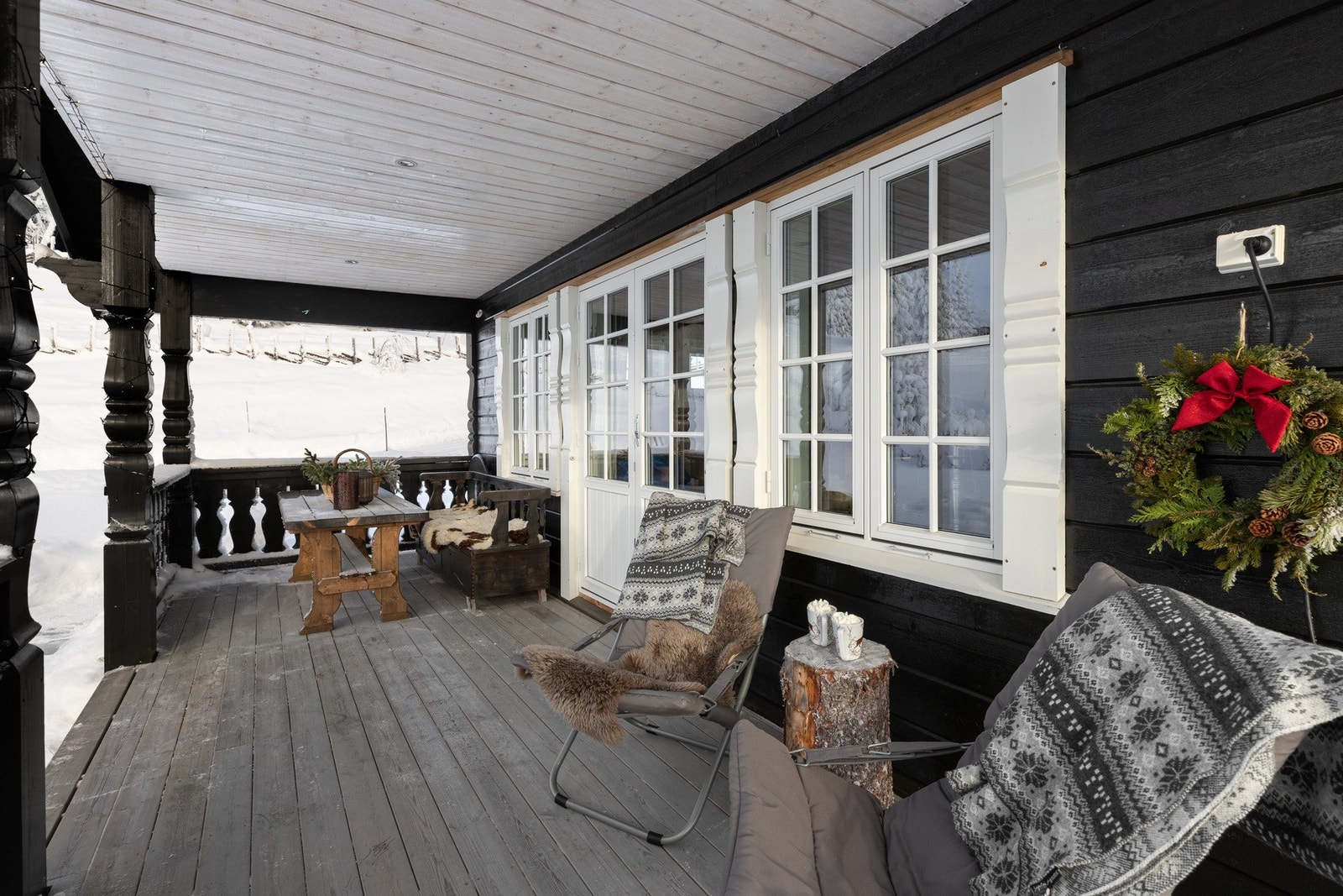 Overbygget terrasse ut for stue. God plass til utemøbler. Lett adkomst til terreng Galleribilde