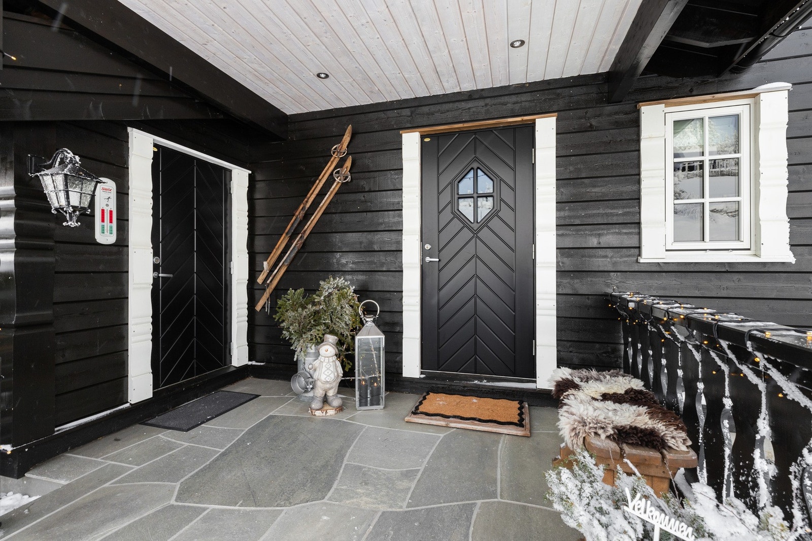 Overbygget inngangsparti med spotter i himling. Gulvet er lagt med skiferheller som gir et pent uttrykk Galleribilde