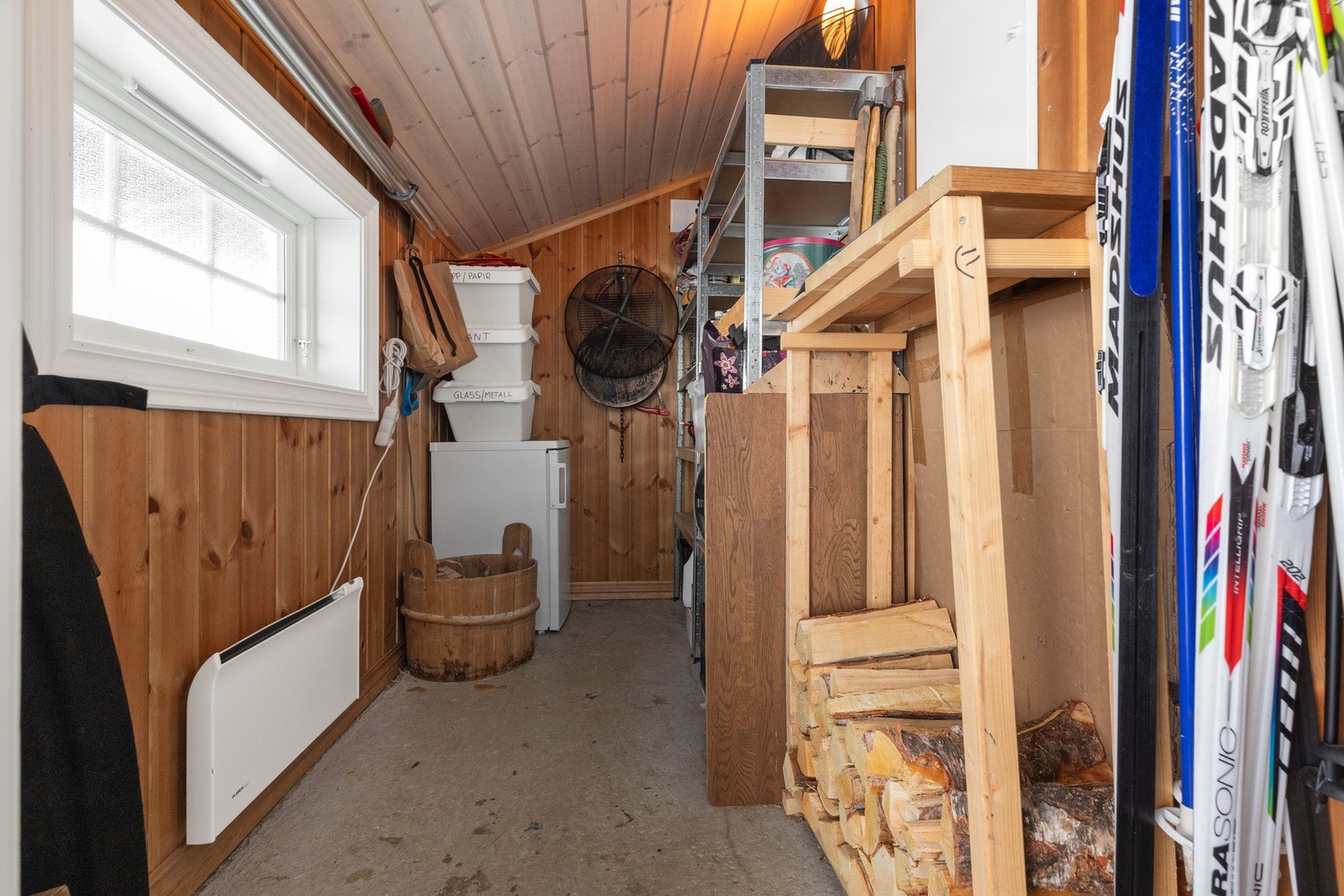 Bod med god lagringsplass for ved og turutstyr Galleribilde