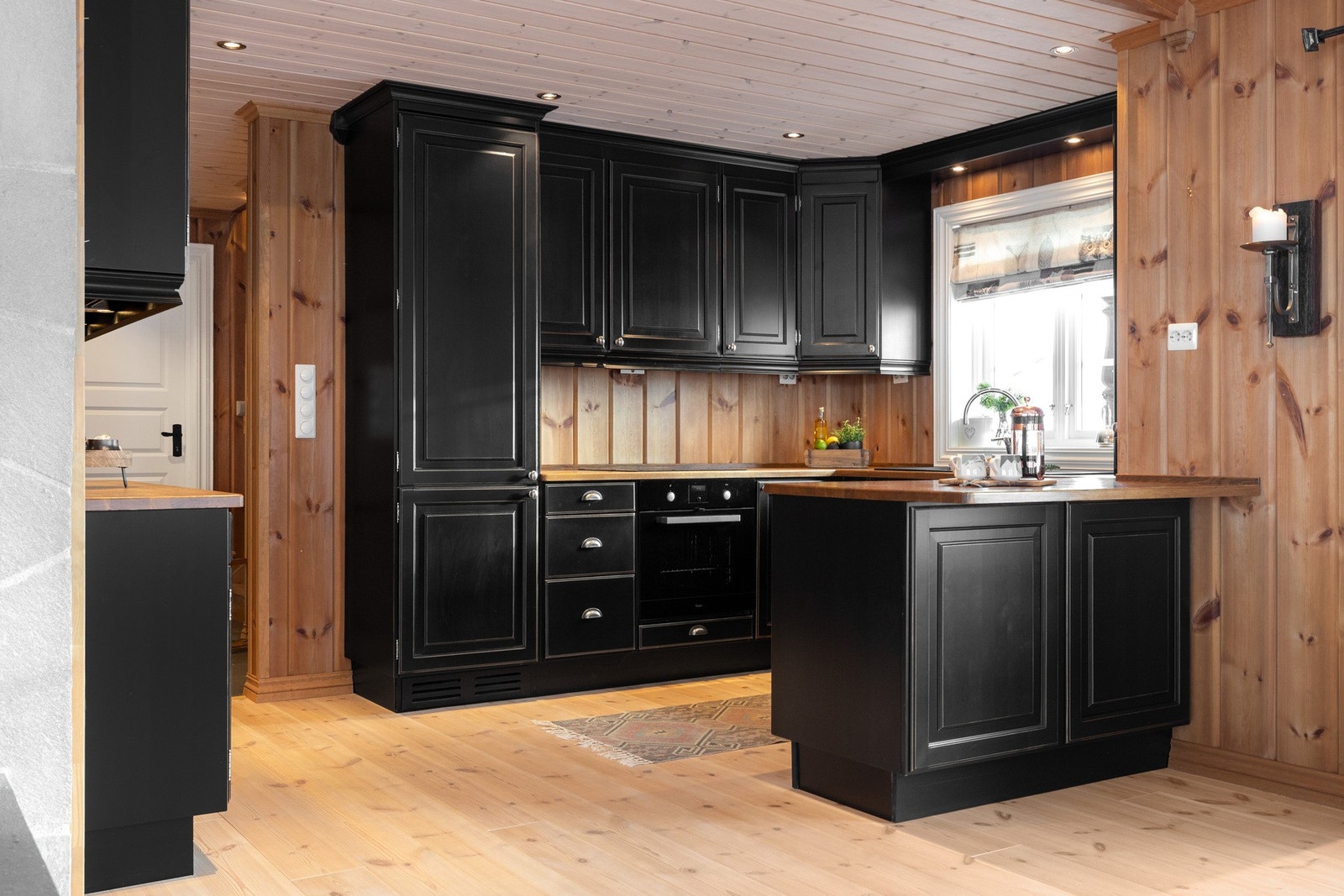 Praktisk utformet med gode arbeidsflater og oppbevaringsplass. Heltre benkeplate i edeltre Galleribilde