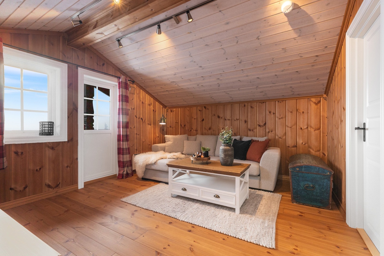 Fra stuen er det utgang til balkong med gode solforhold og flott utsikt Galleribilde