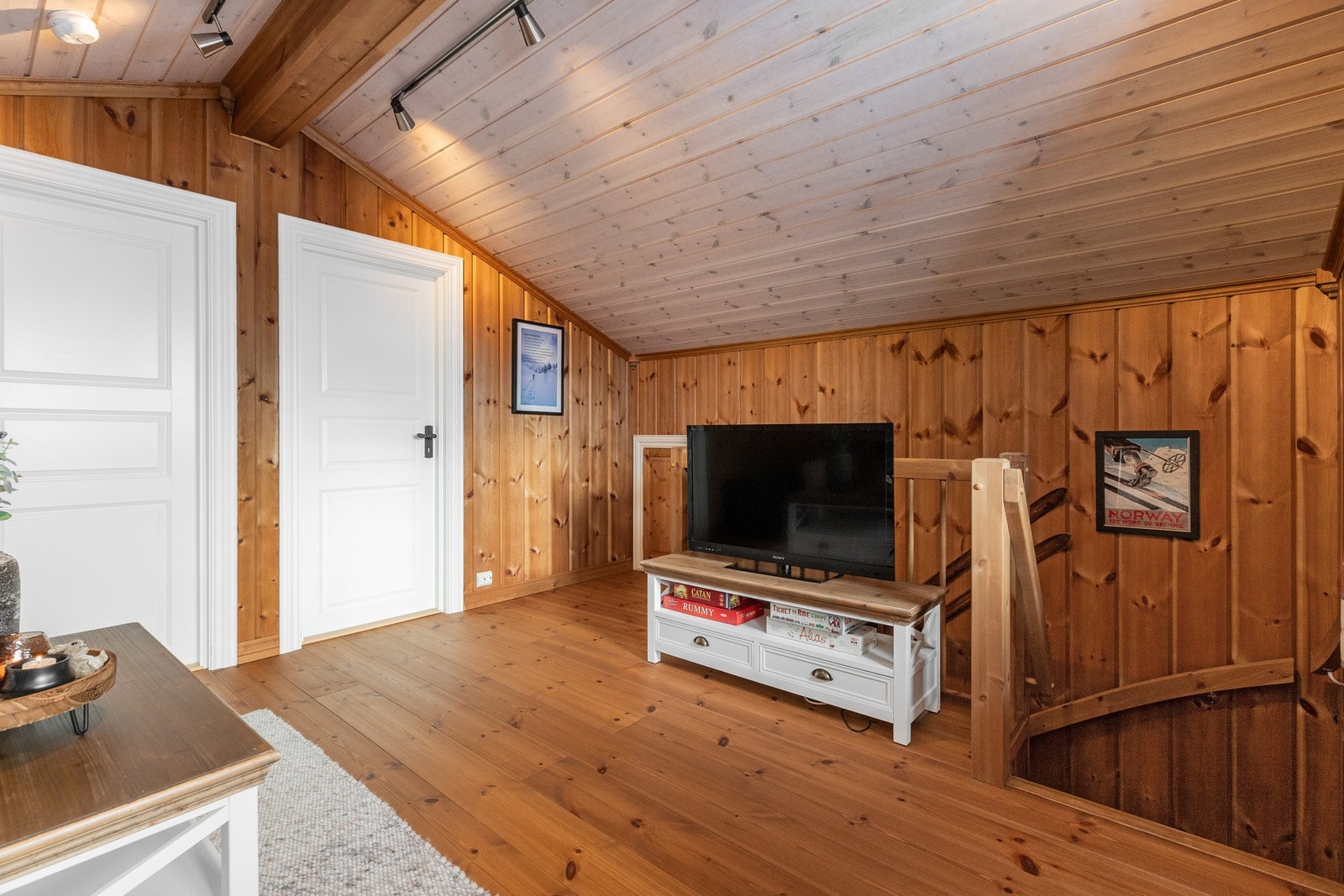 Via luke i vegg kommer man til lagerhems på ca. 15 kvm målt gulvareal Galleribilde