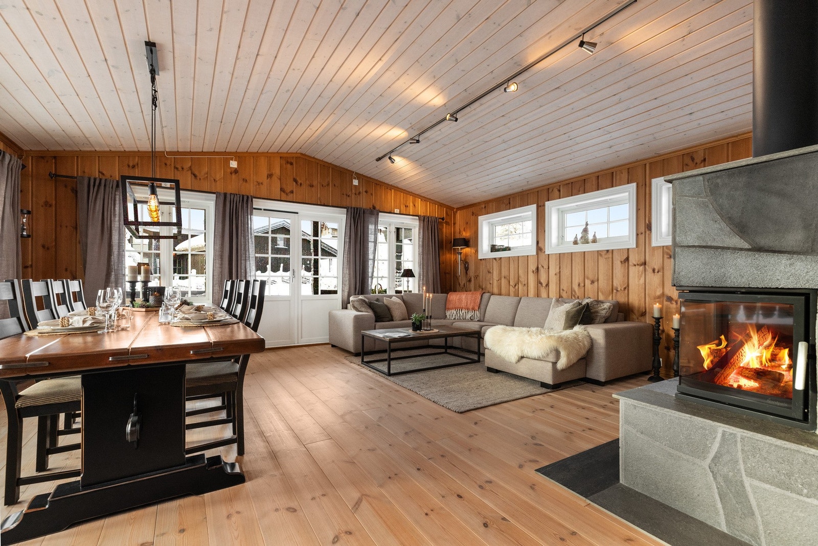 I hovedetasjen møtes du av en romslig og åpen stue med god plass til både sofa og spisegruppe. Dette er hyttas naturlige samlingspunkt hvor lange måltider, brettspill og hyggelige kvelder foran peisen får sin rett Galleribilde