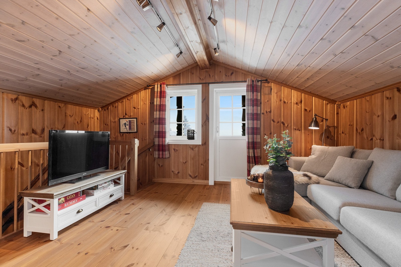 I andre etasje venter en koselig TV-stue - perfekt som ekstra oppholdsrom for barna eller rolige kvelder med film eller en god bok Galleribilde