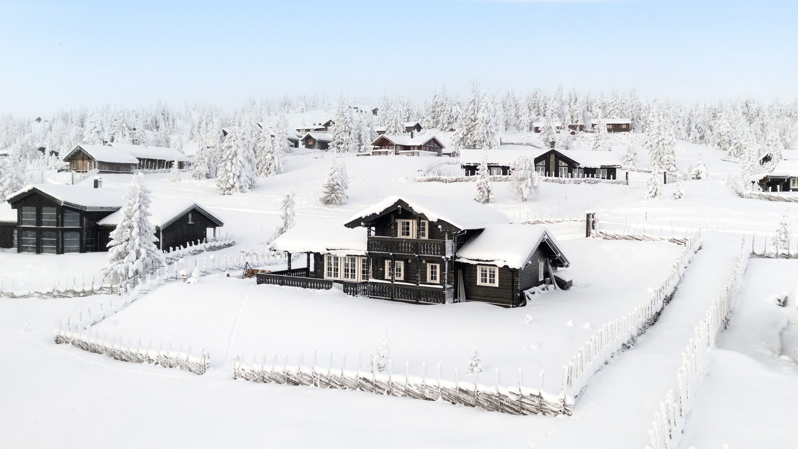 Sommer som vinter byr tomten på timer med lek og aktiviteter Galleribilde