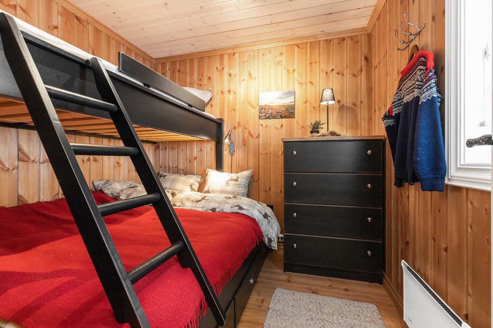 Soverom 2 har familiekøye med oppbevaringsskuff i sokkel. Kommode for oppbevaring Galleribilde